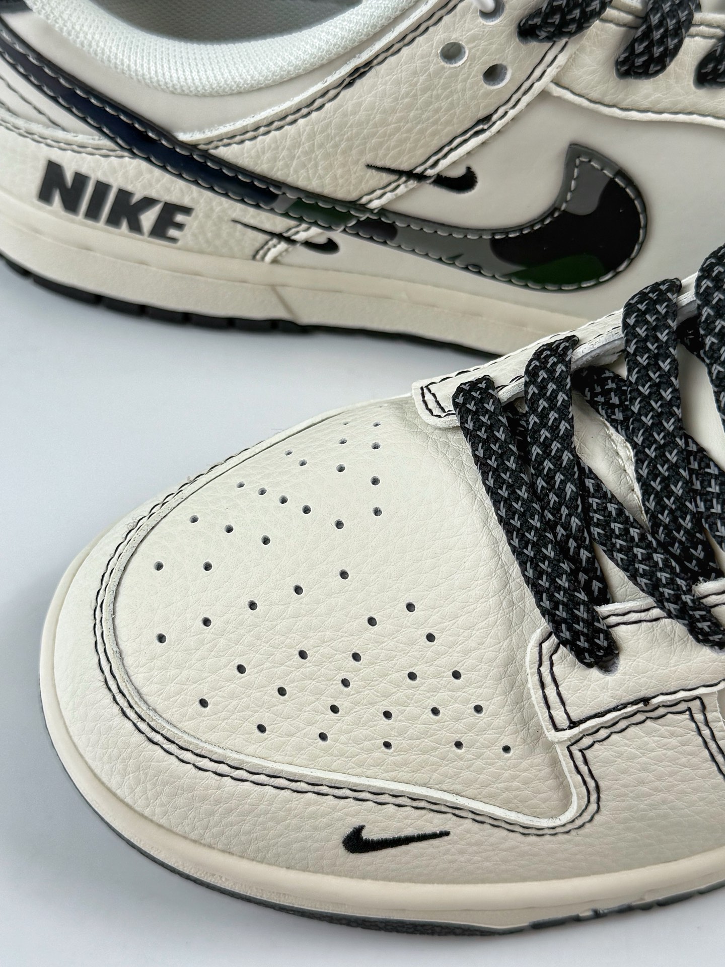 260 Nike SB Dunk Low x NIKE 白黑三小勾满天星 HS8068-025