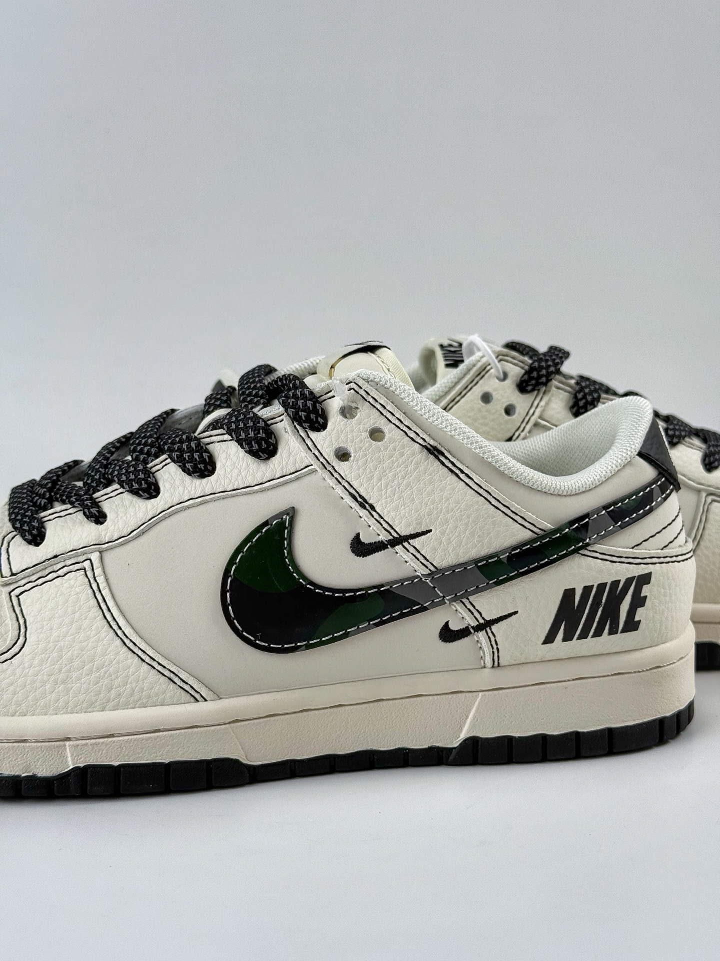 260 Nike SB Dunk Low x NIKE 白黑三小勾满天星 HS8068-025