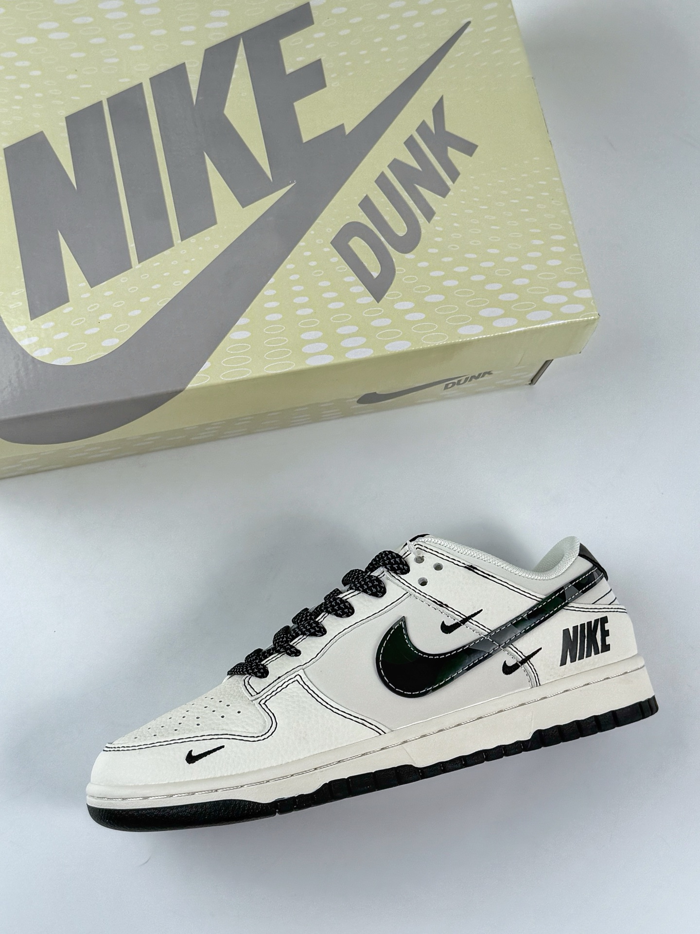 260 Nike SB Dunk Low x NIKE 白黑三小勾满天星 HS8068-025