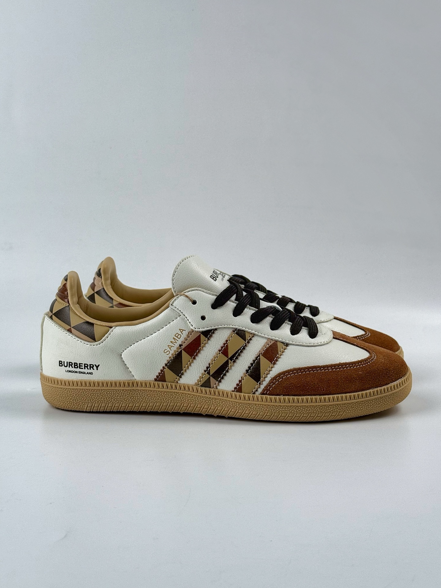 200 adidas originals Samba OG x BURBERRY 棕白 桑巴舞系列复古经典轻便板鞋 GJ75806