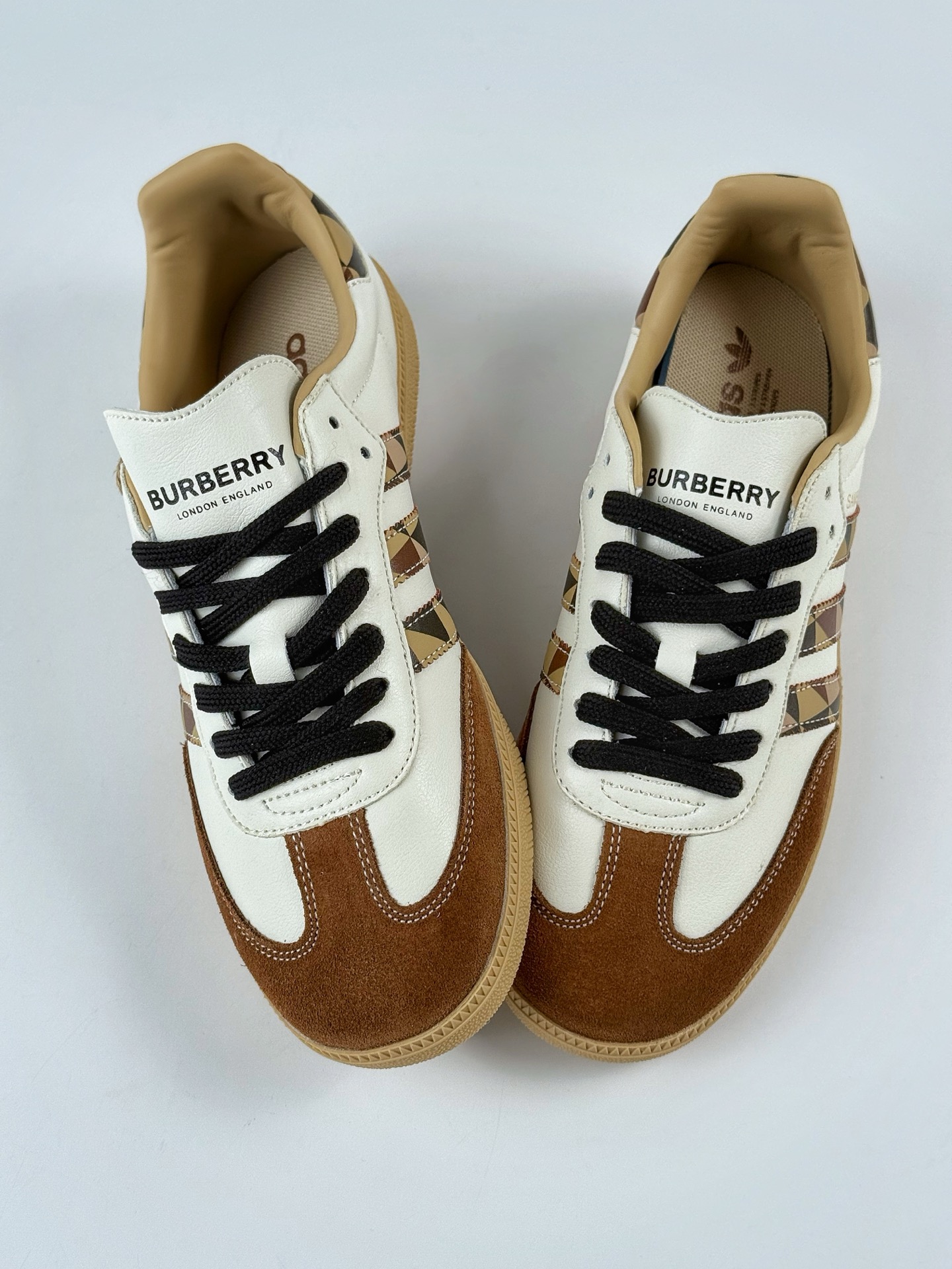200 adidas originals Samba OG x BURBERRY 棕白 桑巴舞系列复古经典轻便板鞋 GJ75806