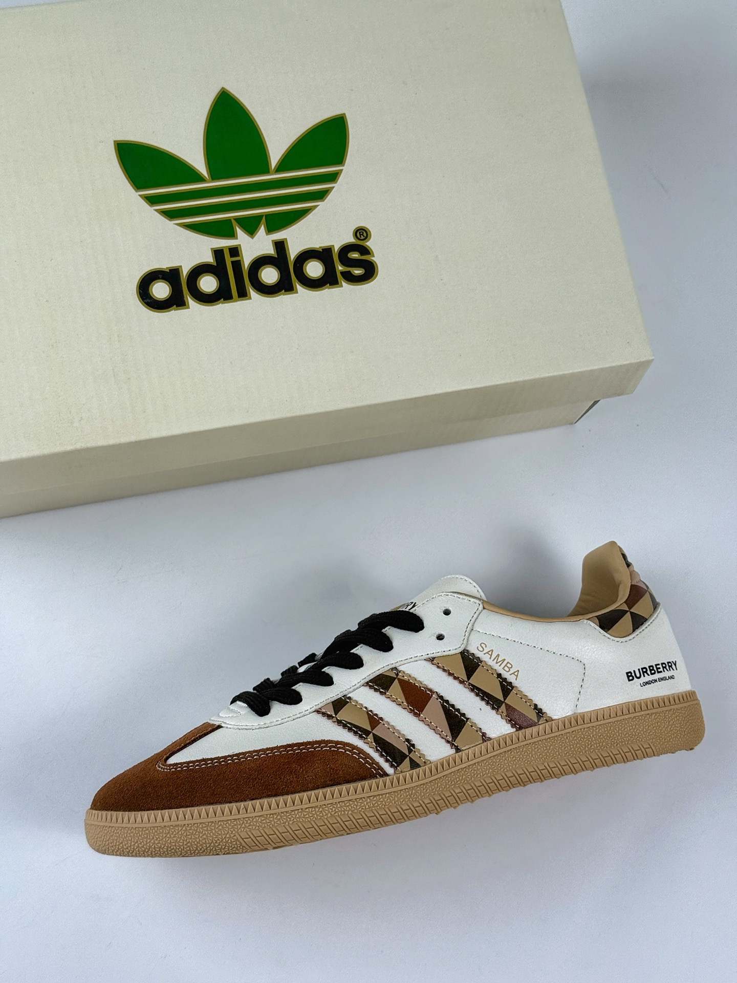 200 adidas originals Samba OG x BURBERRY 棕白 桑巴舞系列复古经典轻便板鞋 GJ75806