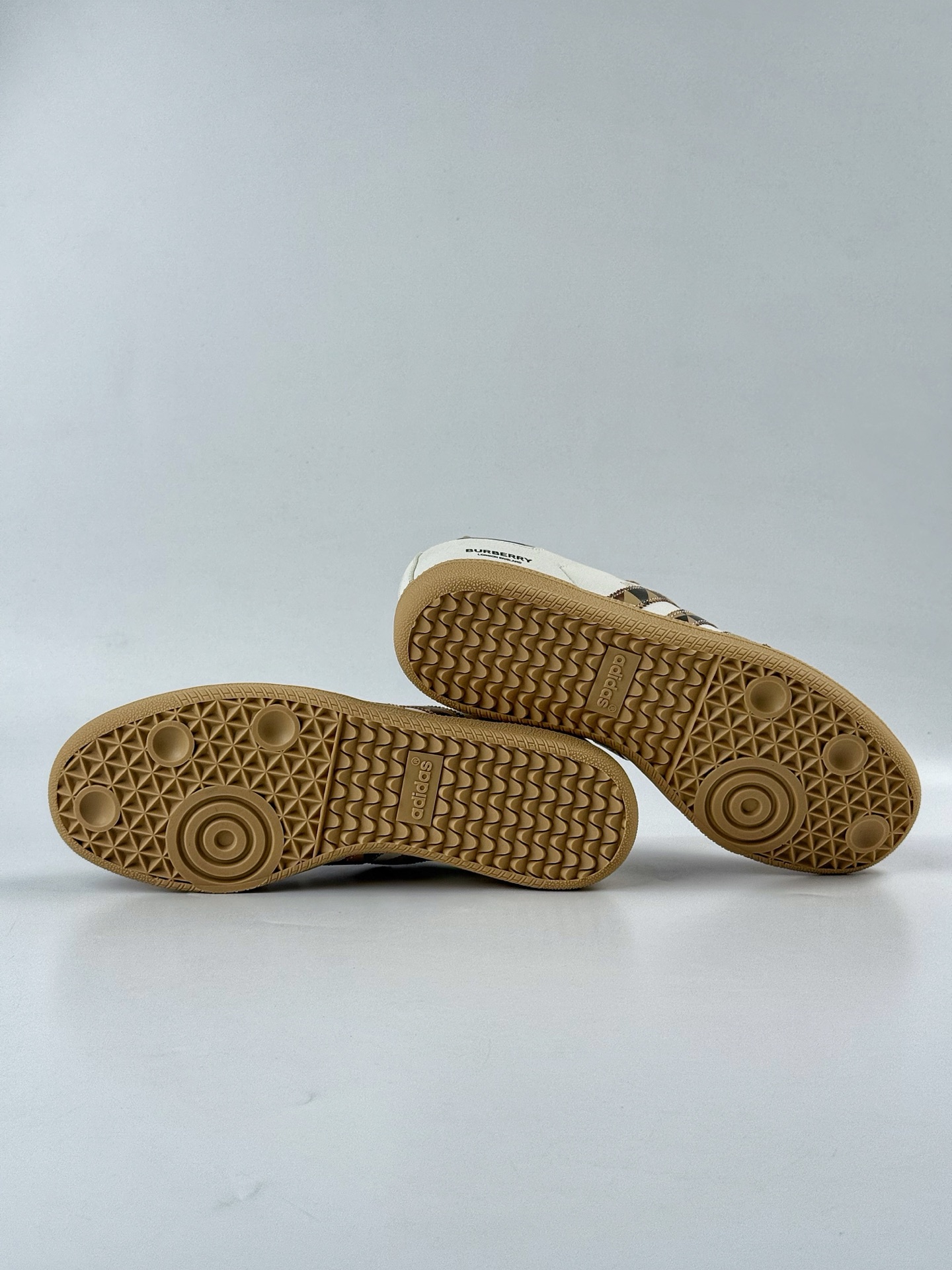 200 adidas originals Samba OG x BURBERRY 棕白 桑巴舞系列复古经典轻便板鞋 GJ75806