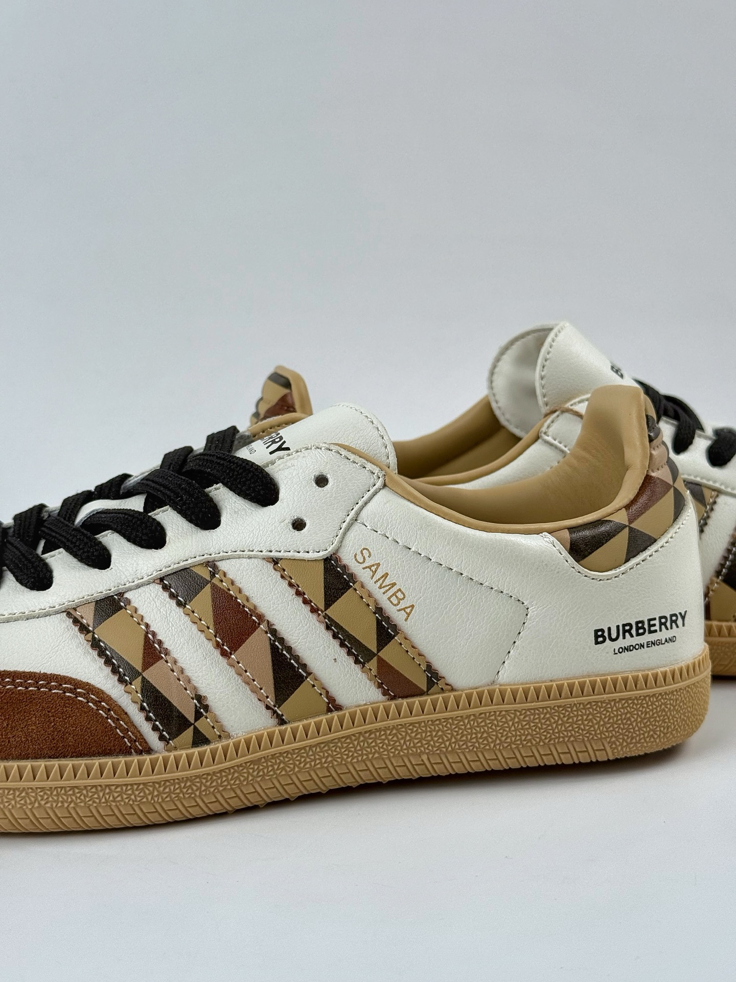 200 adidas originals Samba OG x BURBERRY 棕白 桑巴舞系列复古经典轻便板鞋 GJ75806
