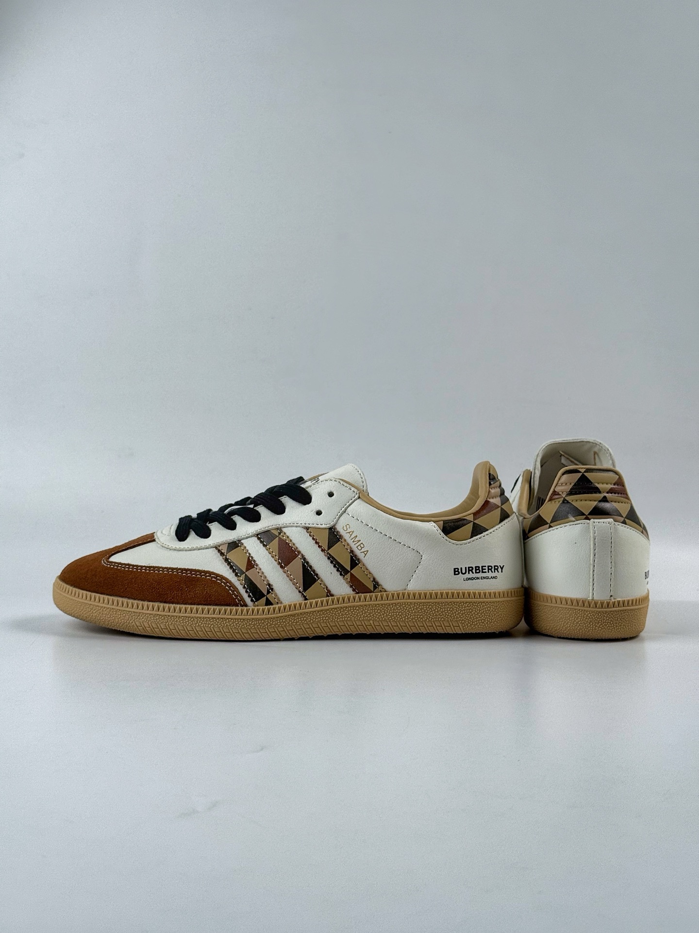 200 adidas originals Samba OG x BURBERRY 棕白 桑巴舞系列复古经典轻便板鞋 GJ75806