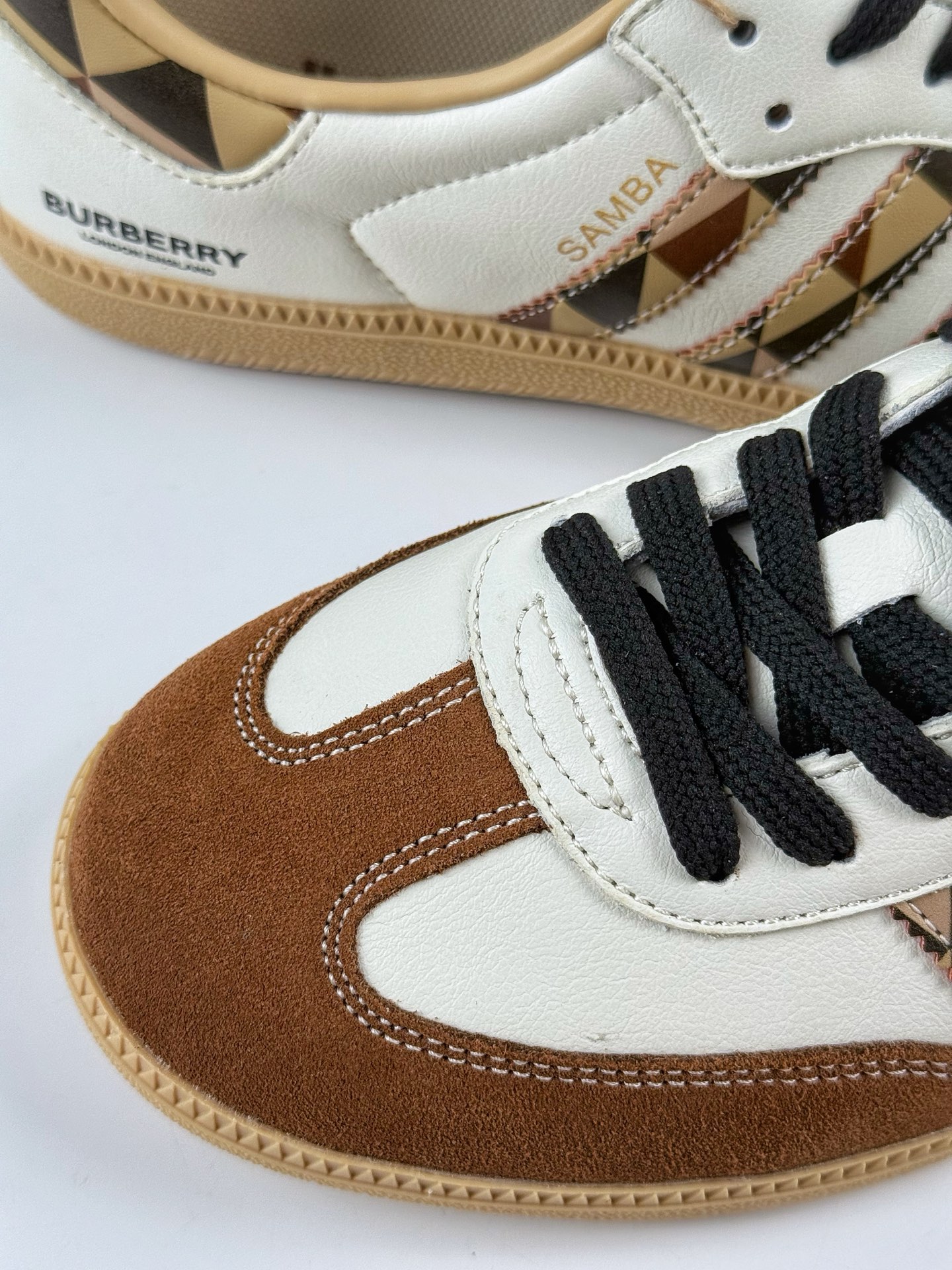 200 adidas originals Samba OG x BURBERRY 棕白 桑巴舞系列复古经典轻便板鞋 GJ75806