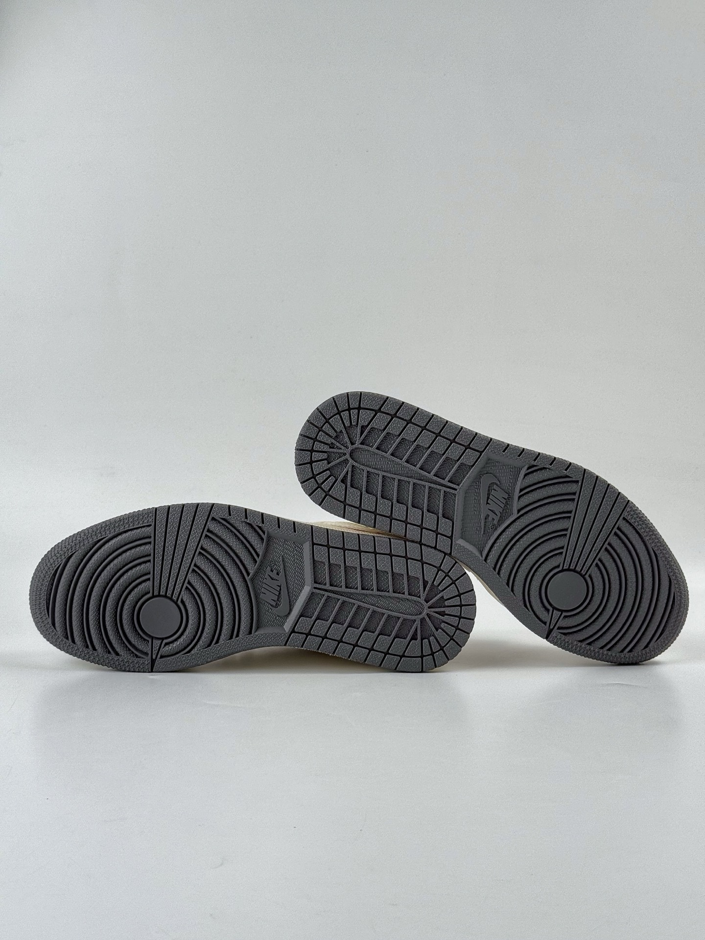 260 Travis Scott x Nike Air Jordan 1 Low x GUCCI Air Jordan 1 Low 反转灰棕双小勾满天星倒钩 XB1979-005