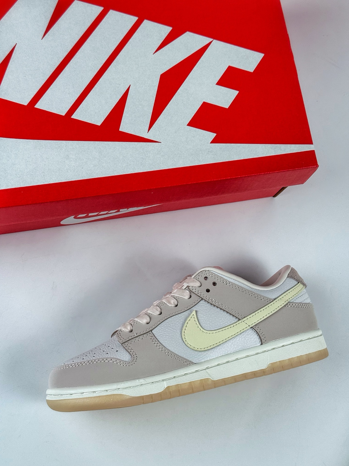 180 NIKE SB Dunk Low ”Sail and Spore Red” 粉米黄 FB7910-601