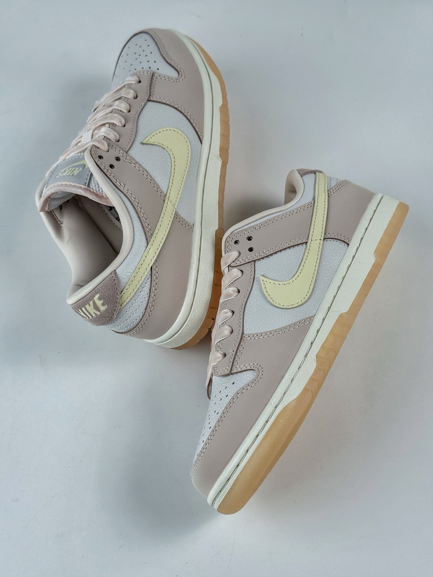 180 NIKE SB Dunk Low ”Sail and Spore Red” 粉米黄 FB7910-601