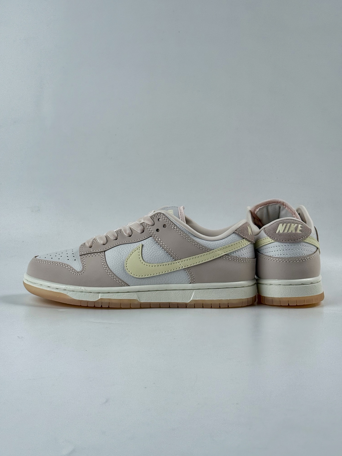 180 NIKE SB Dunk Low ”Sail and Spore Red” 粉米黄 FB7910-601