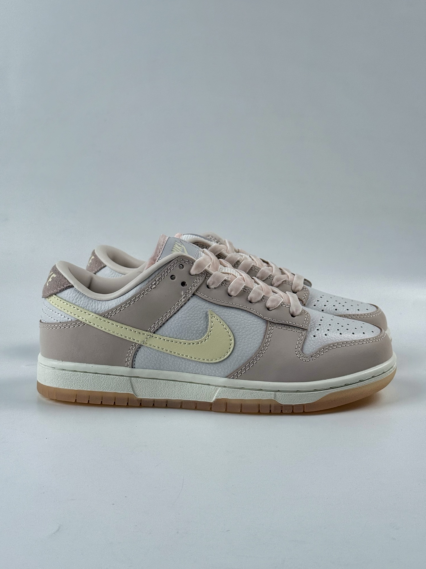 180 NIKE SB Dunk Low ”Sail and Spore Red” 粉米黄 FB7910-601