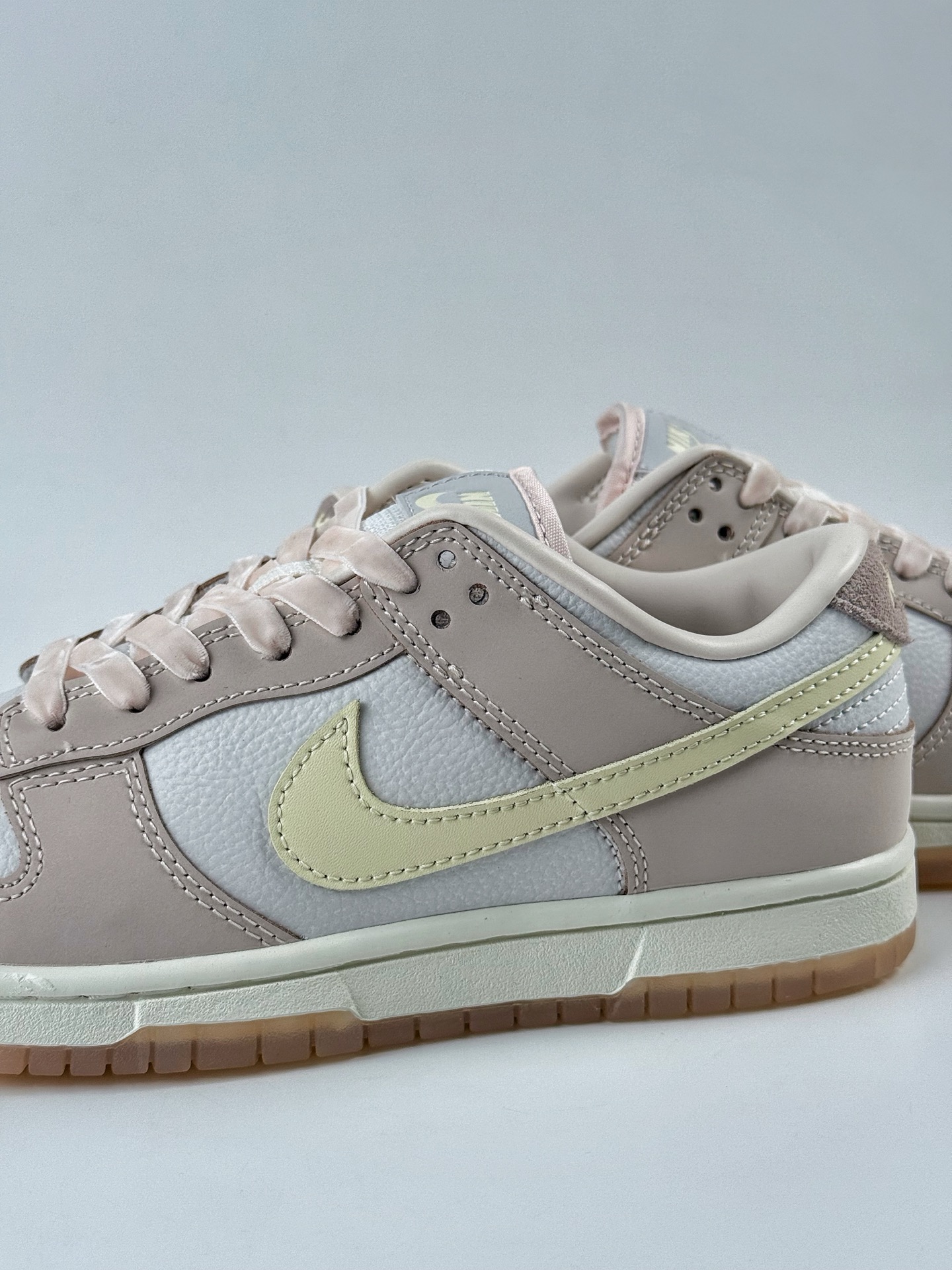 180 NIKE SB Dunk Low ”Sail and Spore Red” 粉米黄 FB7910-601