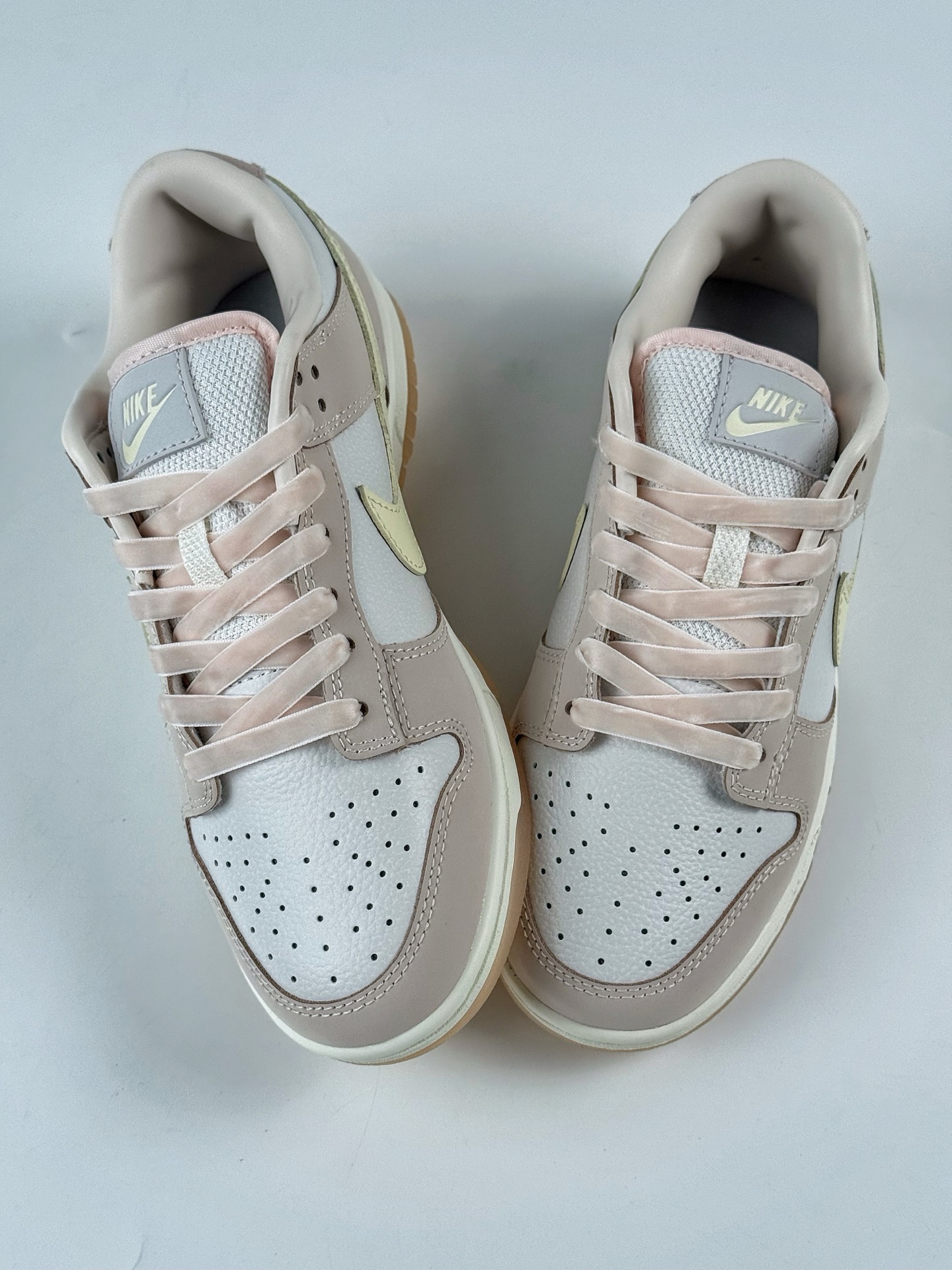 180 NIKE SB Dunk Low ”Sail and Spore Red” 粉米黄 FB7910-601