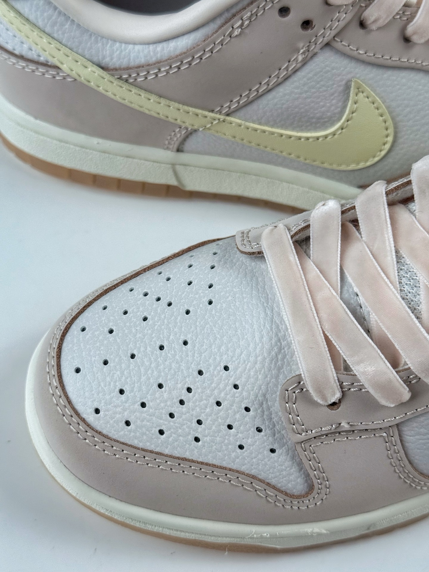 180 NIKE SB Dunk Low ”Sail and Spore Red” 粉米黄 FB7910-601