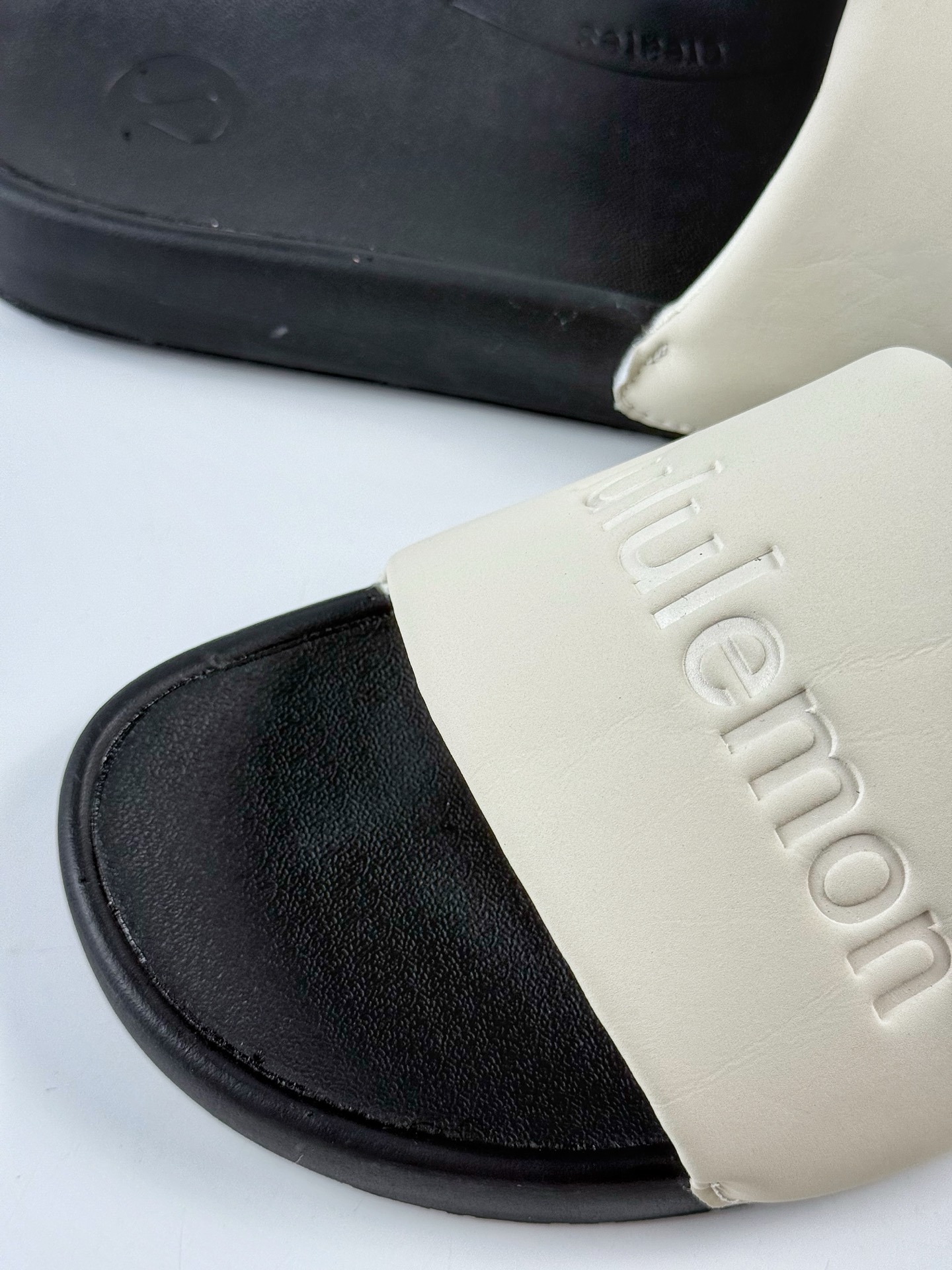 140 lululemon露露乐蒙 restfeel slide 舒适 防滑防磨一字拖鞋 白黑 LM9AYYS 02-25