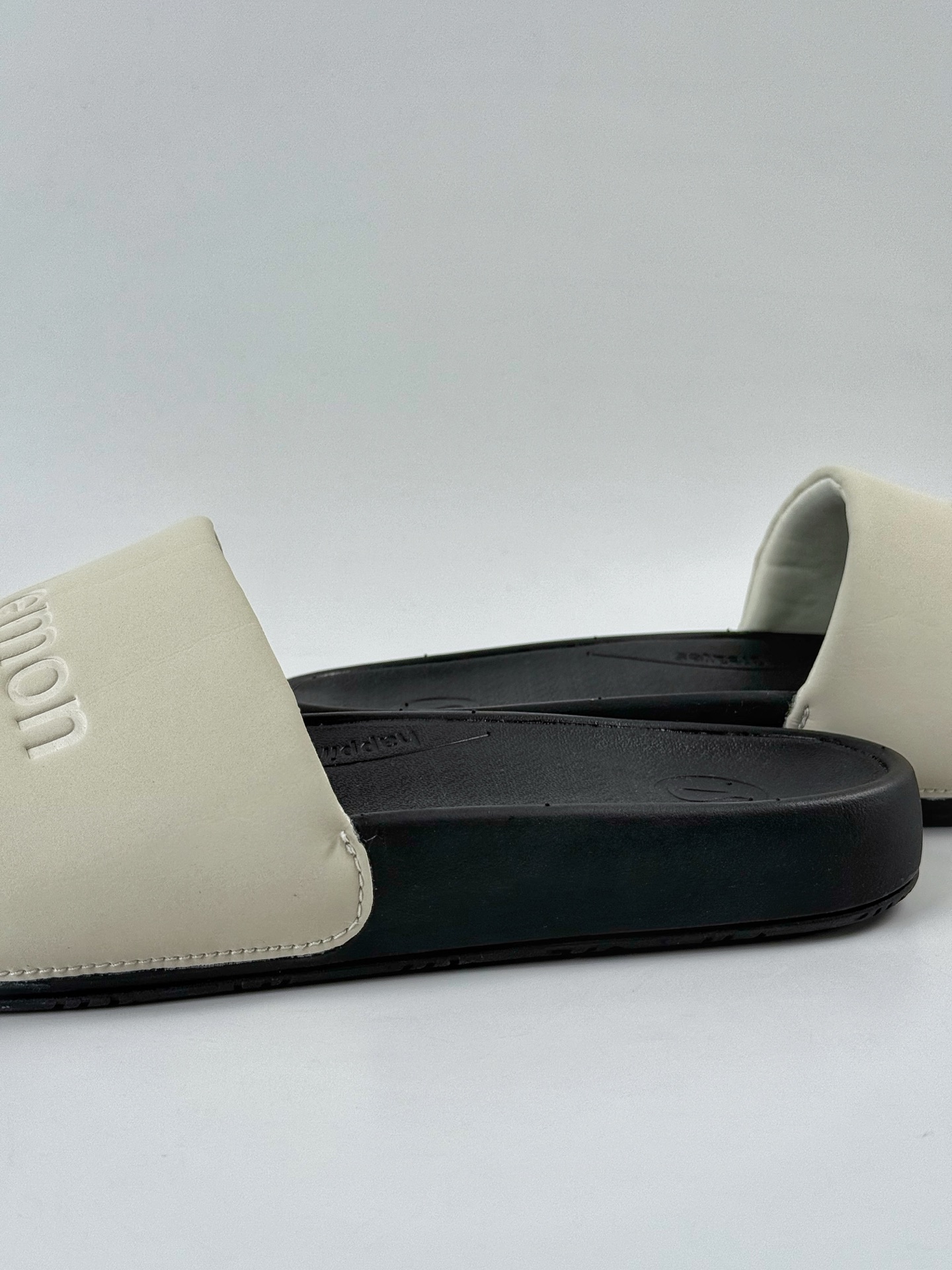 140 lululemon露露乐蒙 restfeel slide 舒适 防滑防磨一字拖鞋 白黑 LM9AYYS 02-25