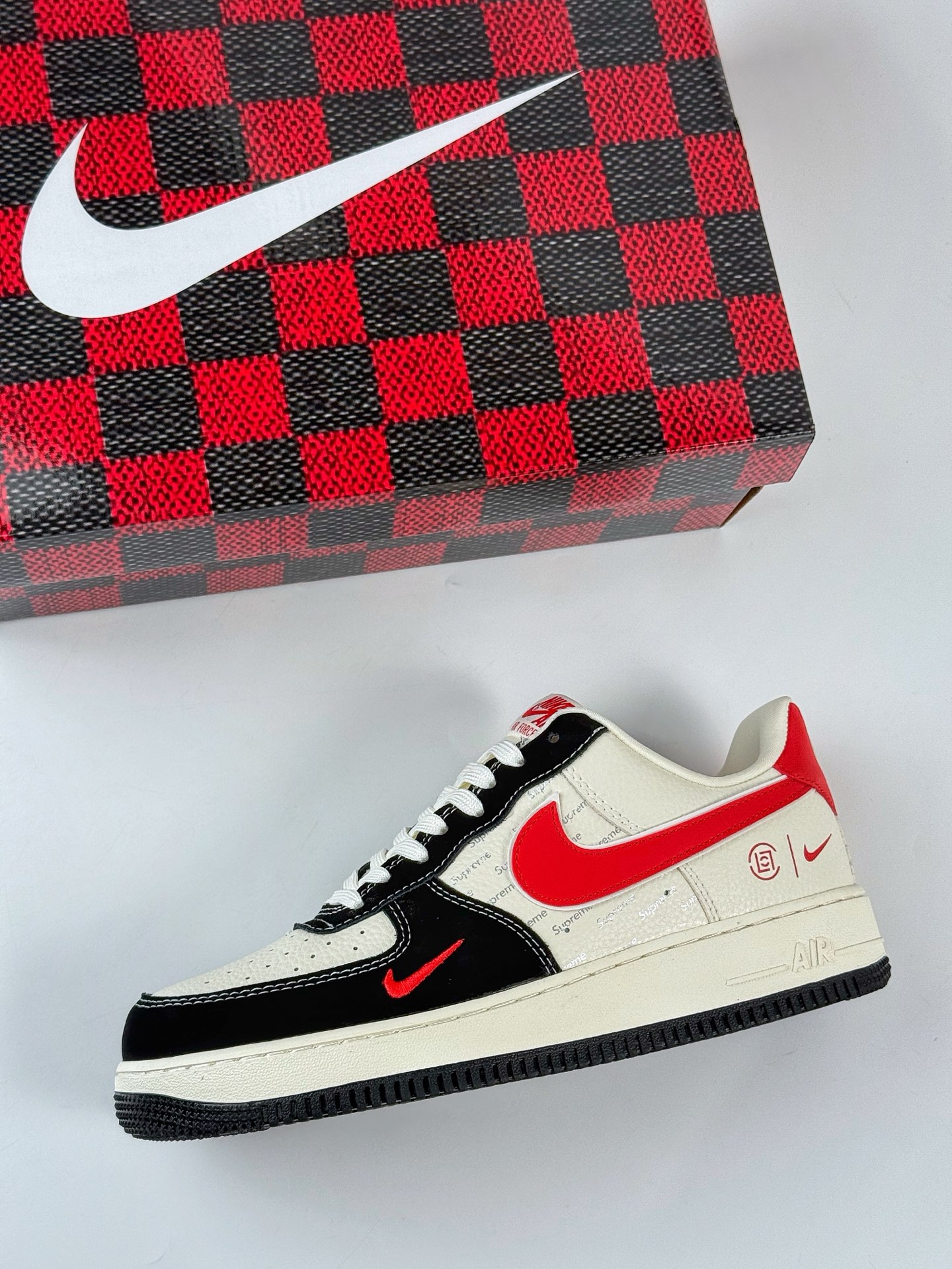 260 Nike Air Force 1 Low 07 x Superme 黑白红双小勾 KB1688-001