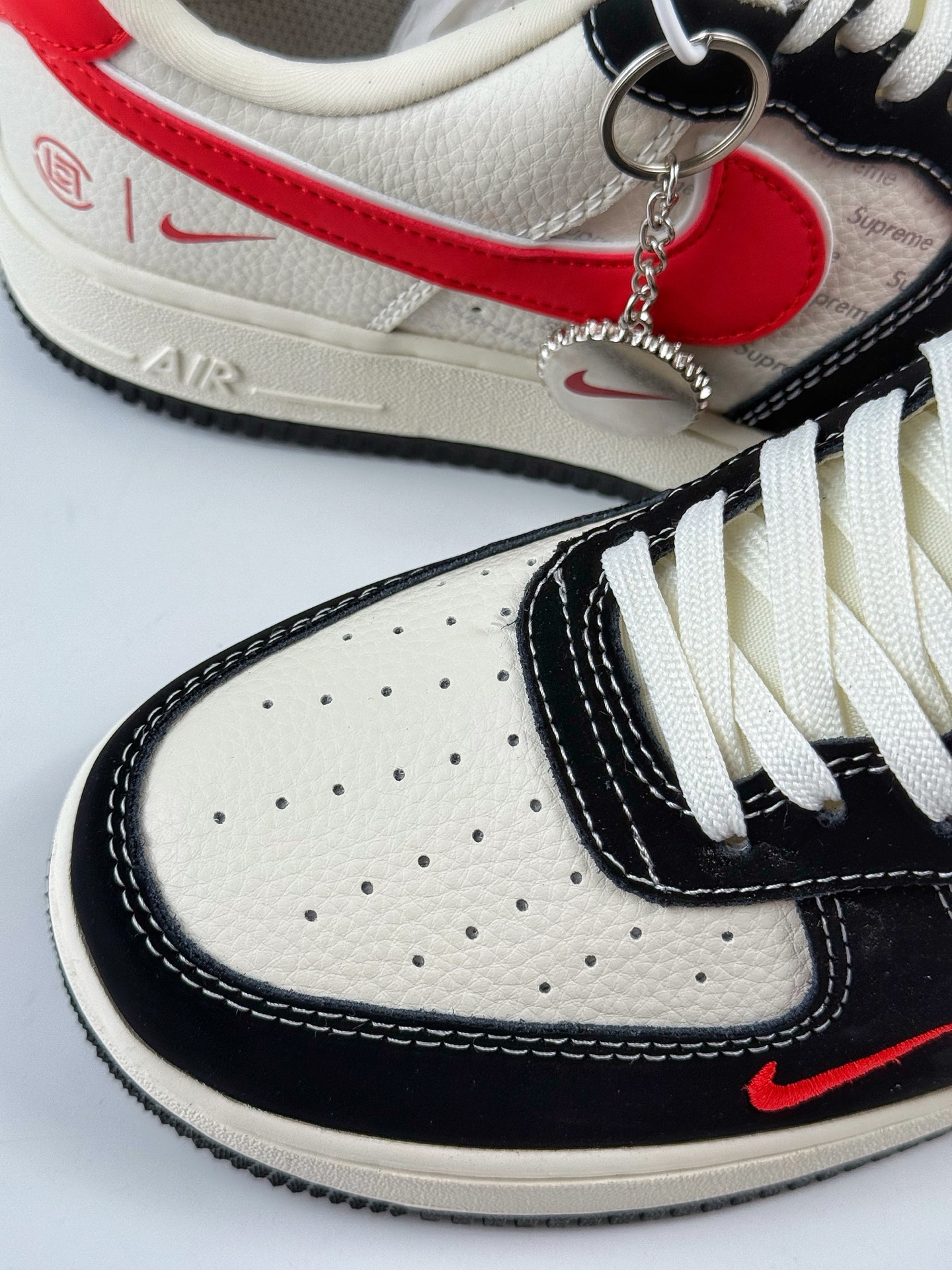 260 Nike Air Force 1 Low 07 x Superme 黑白红双小勾 KB1688-001
