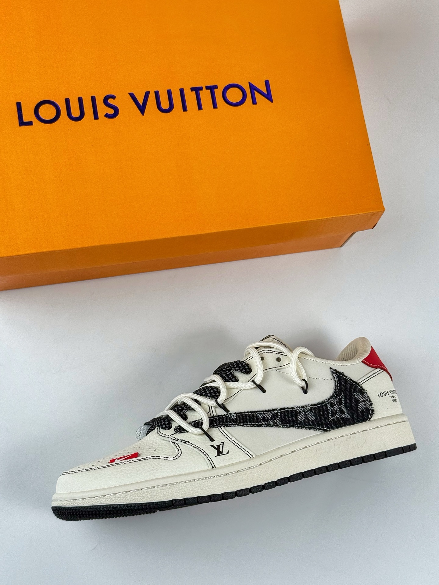 300 Nike SB Dunk Low x Louis Vuitton 白黑绑带满天星 DM6868-108