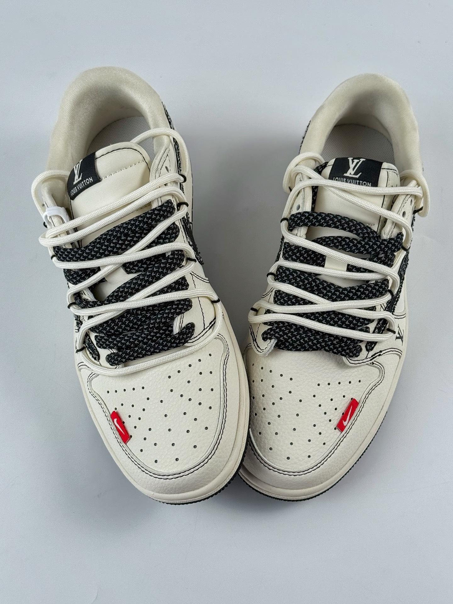 300 Nike SB Dunk Low x Louis Vuitton 白黑绑带满天星 DM6868-108