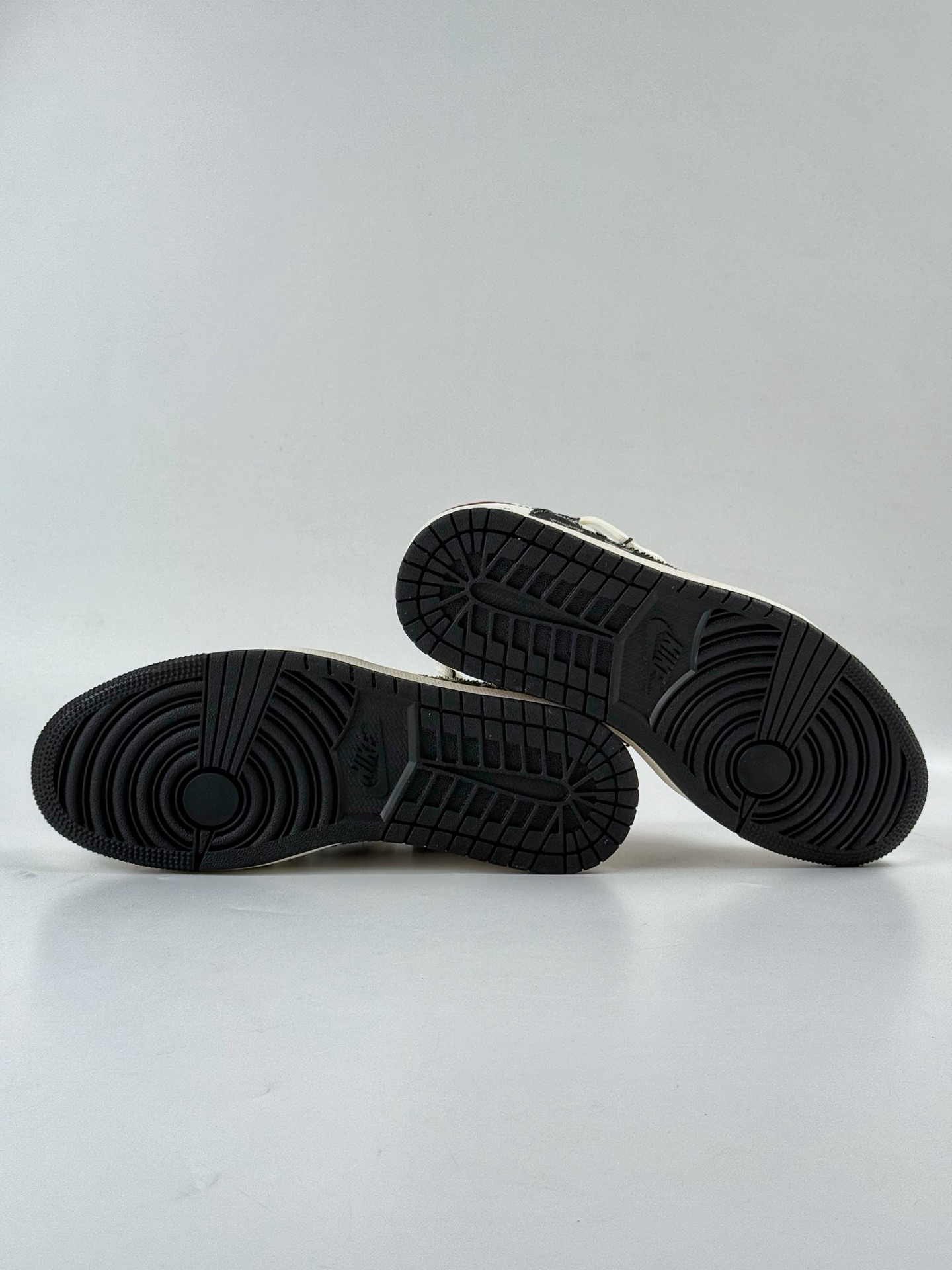 300 Nike SB Dunk Low x Louis Vuitton 白黑绑带满天星 DM6868-108