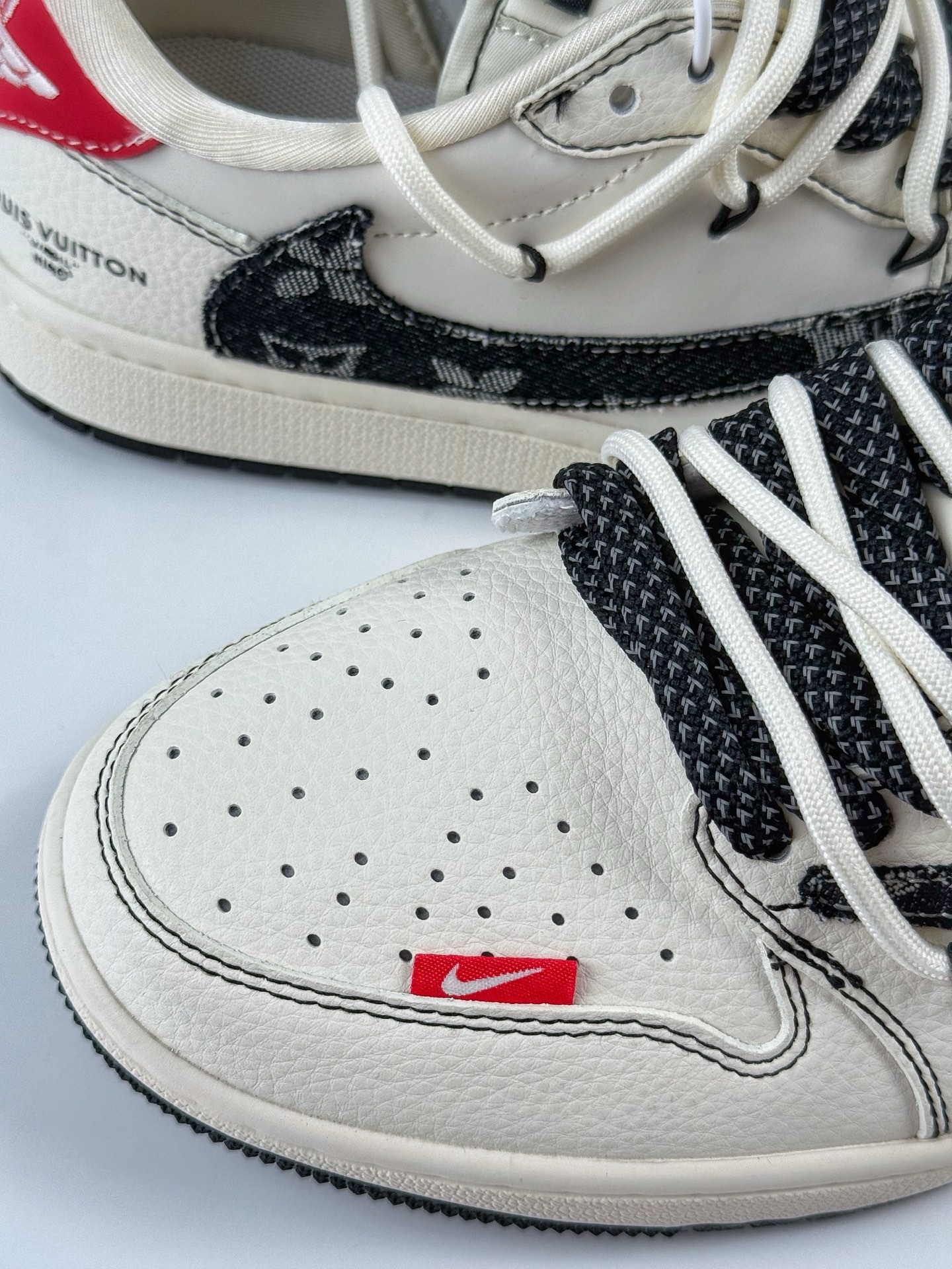 300 Nike SB Dunk Low x Louis Vuitton 白黑绑带满天星 DM6868-108