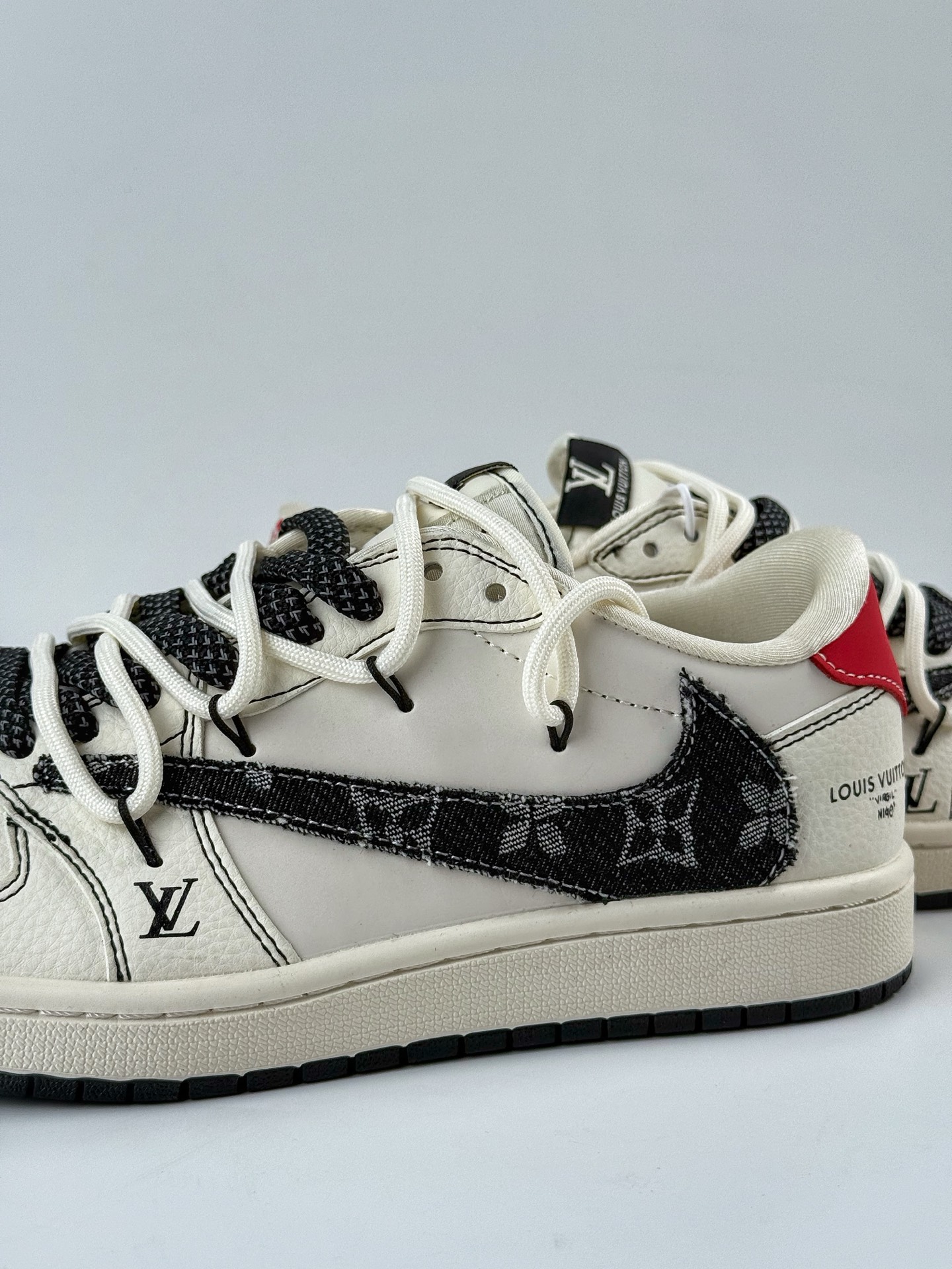 300 Nike SB Dunk Low x Louis Vuitton 白黑绑带满天星 DM6868-108