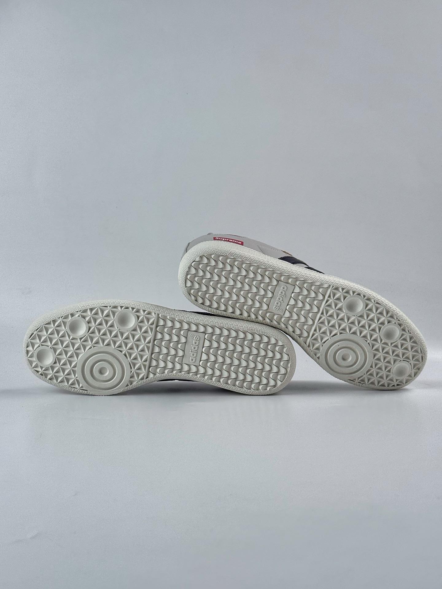 200 adidas originals Samba OG x Supreme 灰黑 桑巴舞系列复古经典轻便板鞋 GJ75814