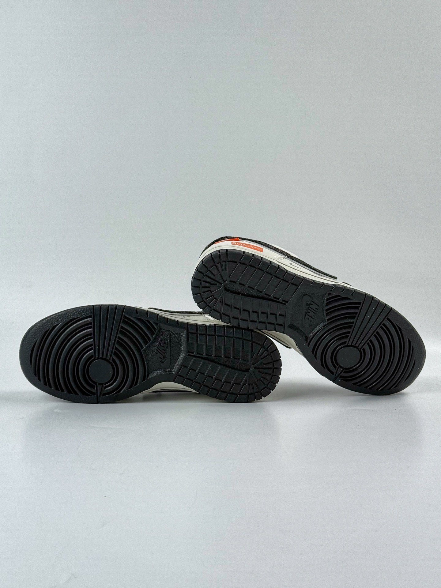 280 Nike SB Dunk Low x Supreme 黑白小勾满天星 SC9207-414