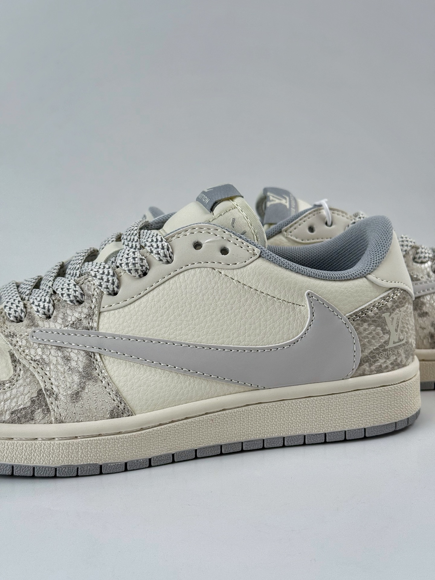 280 Travis Scott x Nike Air Jordan 1 Low x Louis Vuitton Air Jordan 1 Low 反转灰白小勾满天星倒钩 XS7089-620