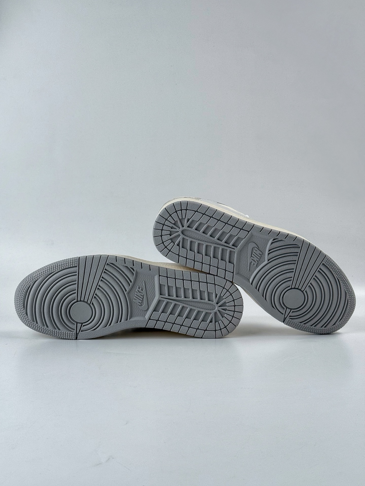 280 Travis Scott x Nike Air Jordan 1 Low x Louis Vuitton Air Jordan 1 Low 反转灰白小勾满天星倒钩 XS7089-620