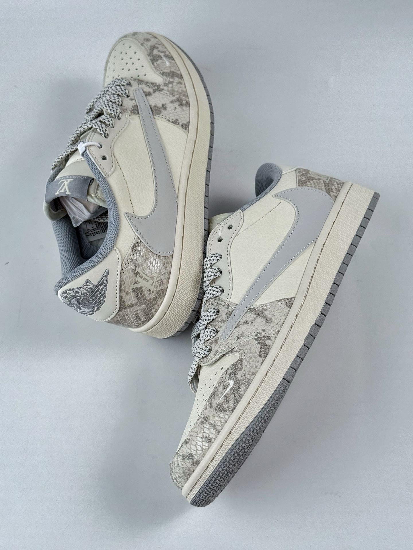 280 Travis Scott x Nike Air Jordan 1 Low x Louis Vuitton Air Jordan 1 Low 反转灰白小勾满天星倒钩 XS7089-620