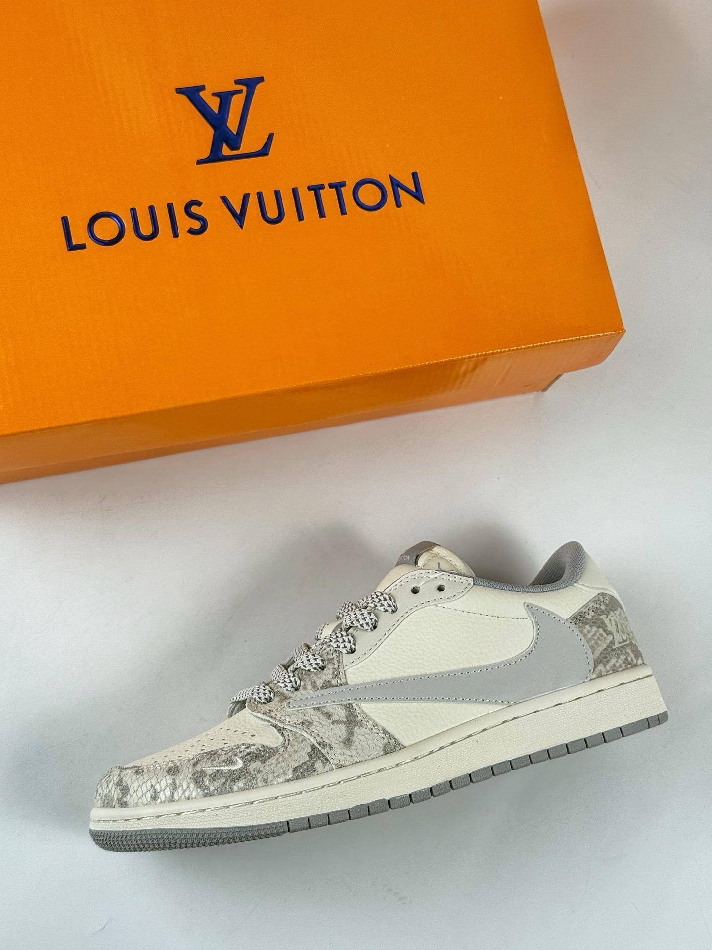 280 Travis Scott x Nike Air Jordan 1 Low x Louis Vuitton Air Jordan 1 Low 反转灰白小勾满天星倒钩 XS7089-620