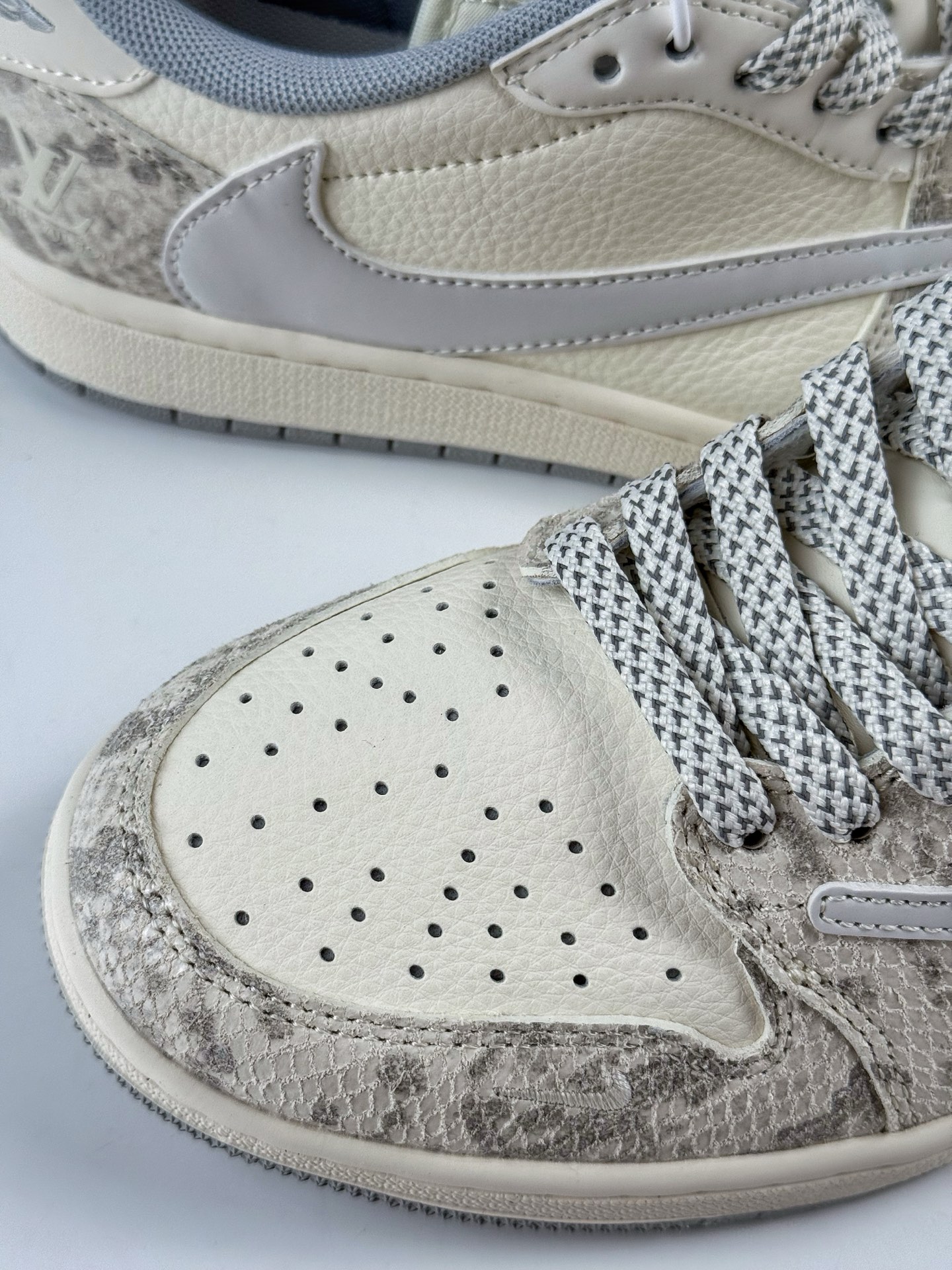 280 Travis Scott x Nike Air Jordan 1 Low x Louis Vuitton Air Jordan 1 Low 反转灰白小勾满天星倒钩 XS7089-620