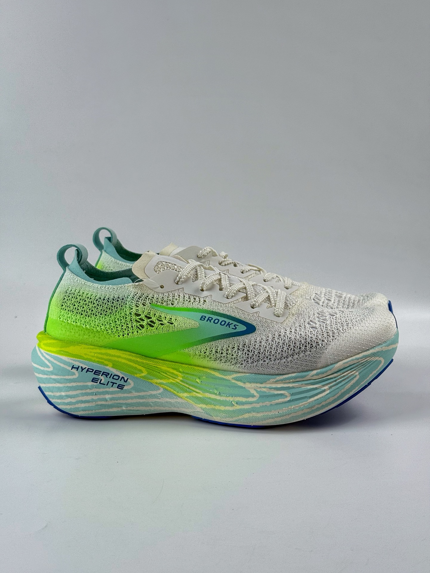 💰260 
Brooks布鲁克斯 Hyperion Elite 4 PB 舒适百搭防滑耐磨 低帮 越野竞速跑步鞋
采用改进工程空气网眼组合热熔工艺
鞋面材质搭载DNA LOFT V2密度泡棉缓震系统
中底外置防滑耐磨橡胶底片 提供更好的抓地力
货号: 100053 1D 134QF
尺码: 36-45