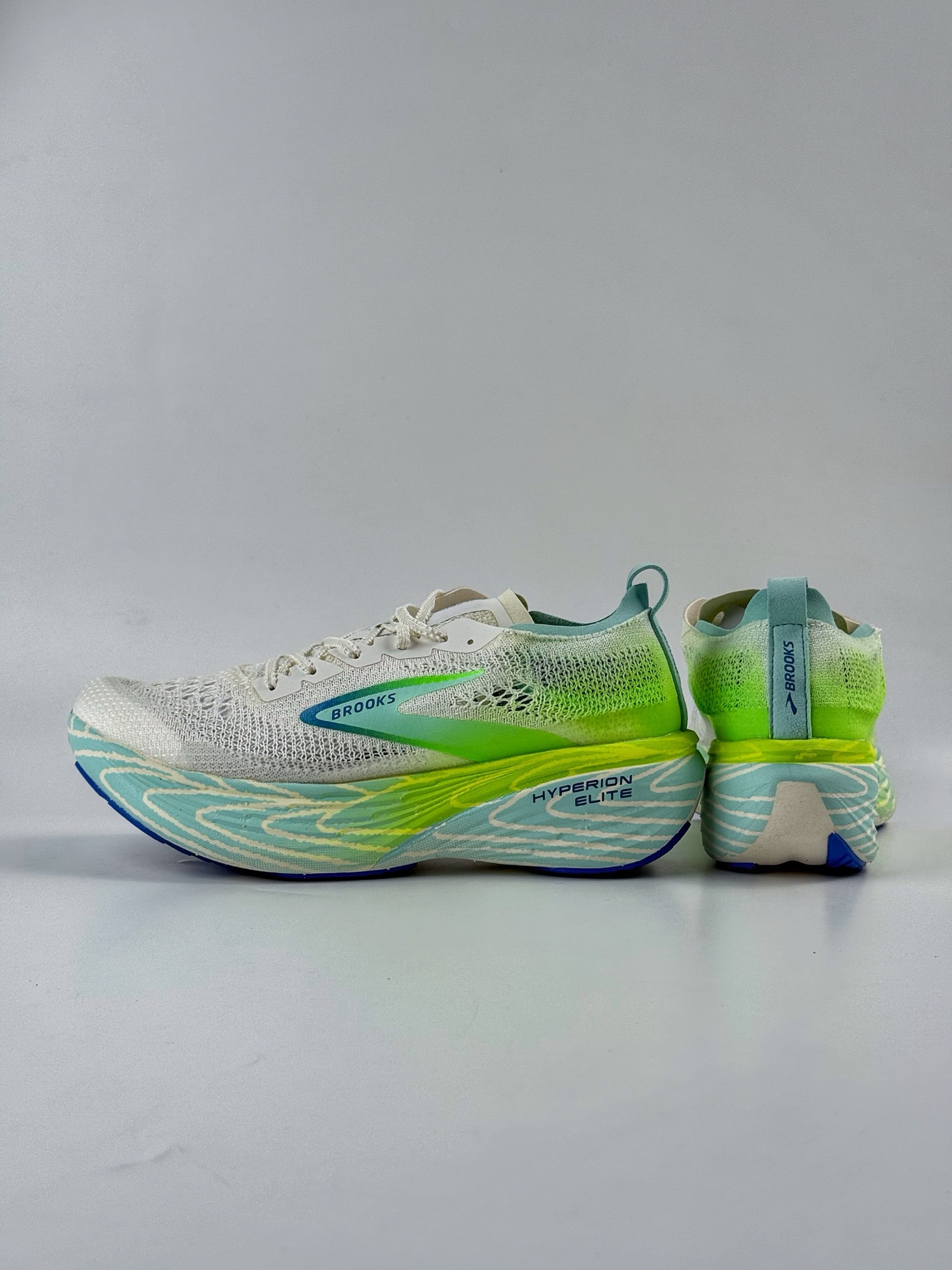 💰260 
Brooks布鲁克斯 Hyperion Elite 4 PB 舒适百搭防滑耐磨 低帮 越野竞速跑步鞋
采用改进工程空气网眼组合热熔工艺
鞋面材质搭载DNA LOFT V2密度泡棉缓震系统
中底外置防滑耐磨橡胶底片 提供更好的抓地力
货号: 100053 1D 134QF
尺码: 36-45