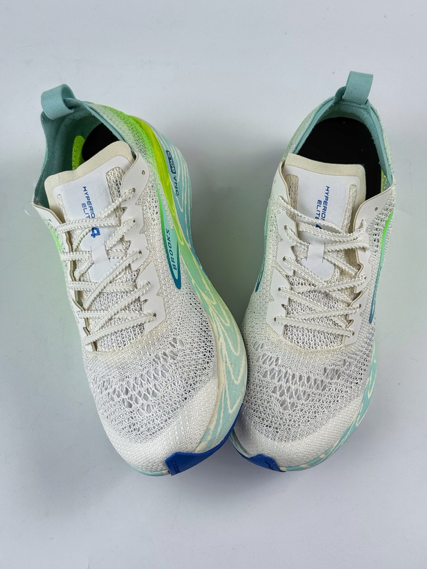 💰260 
Brooks布鲁克斯 Hyperion Elite 4 PB 舒适百搭防滑耐磨 低帮 越野竞速跑步鞋
采用改进工程空气网眼组合热熔工艺
鞋面材质搭载DNA LOFT V2密度泡棉缓震系统
中底外置防滑耐磨橡胶底片 提供更好的抓地力
货号: 100053 1D 134QF
尺码: 36-45