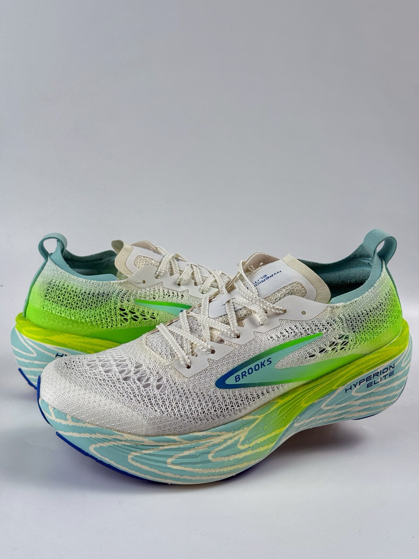 💰260 
Brooks布鲁克斯 Hyperion Elite 4 PB 舒适百搭防滑耐磨 低帮 越野竞速跑步鞋
采用改进工程空气网眼组合热熔工艺
鞋面材质搭载DNA LOFT V2密度泡棉缓震系统
中底外置防滑耐磨橡胶底片 提供更好的抓地力
货号: 100053 1D 134QF
尺码: 36-45