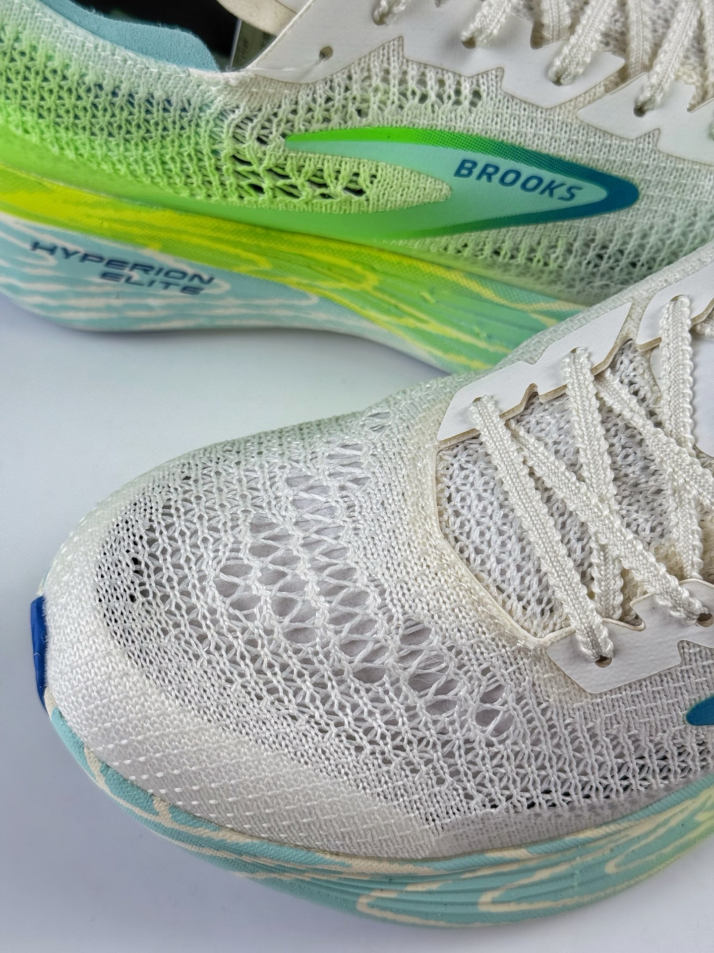 💰260 
Brooks布鲁克斯 Hyperion Elite 4 PB 舒适百搭防滑耐磨 低帮 越野竞速跑步鞋
采用改进工程空气网眼组合热熔工艺
鞋面材质搭载DNA LOFT V2密度泡棉缓震系统
中底外置防滑耐磨橡胶底片 提供更好的抓地力
货号: 100053 1D 134QF
尺码: 36-45