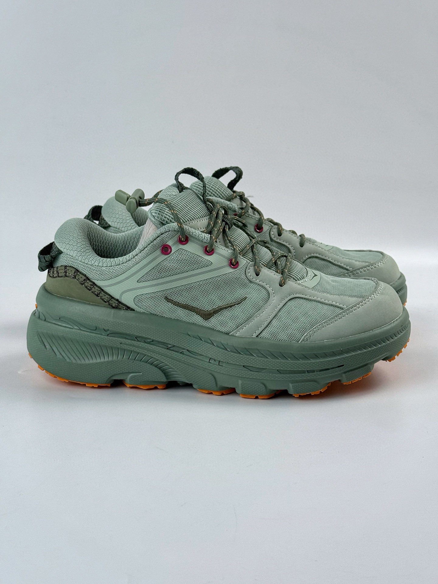 💰240
Z HOKA ONE ONE U BONDI BOLS 合集
低帮专业越野跑步鞋 实拍首发👏
相比常规跑鞋 HOKA ONE ONE特别研发使用性能独特的几何形跑鞋中底
此种鞋底更厚、更高、回弹性也更好
除了卓越的缓冲性能 它还能內各种阶段的跑者带来更具动感 更加稳定的跑步体验
货号：1155351/ASCHD
SIZE：36 36.5 37.5 38 38.5 39 40 40.5 41 42 42.5 43 44 44.5 45 46