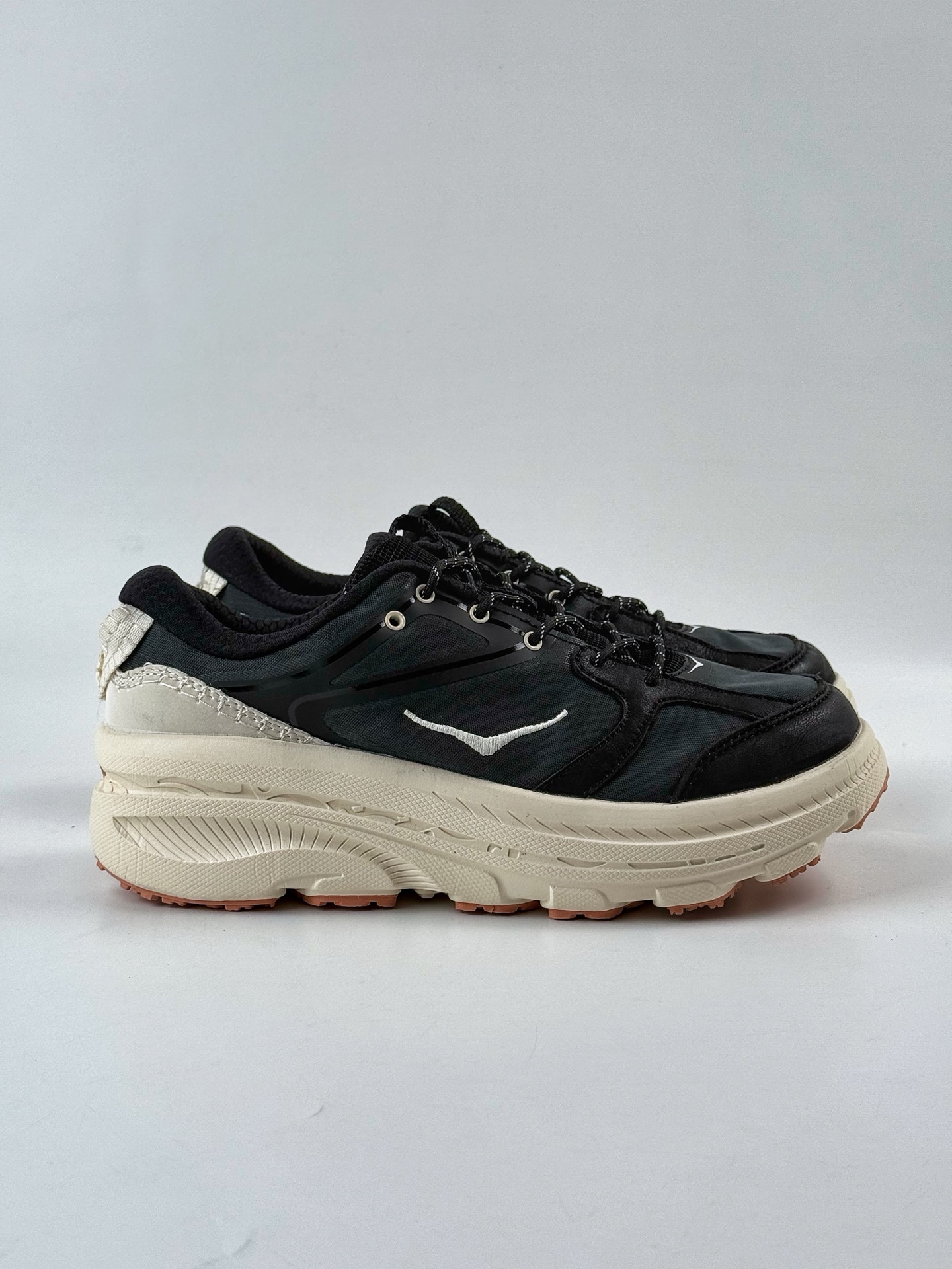 💰240
Z HOKA ONE ONE U BONDI BOLS 合集
低帮专业越野跑步鞋 实拍首发👏
相比常规跑鞋 HOKA ONE ONE特别研发使用性能独特的几何形跑鞋中底
此种鞋底更厚、更高、回弹性也更好
除了卓越的缓冲性能 它还能內各种阶段的跑者带来更具动感 更加稳定的跑步体验
货号：1155351/ASCHD
SIZE：36 36.5 37.5 38 38.5 39 40 40.5 41 42 42.5 43 44 44.5 45 46