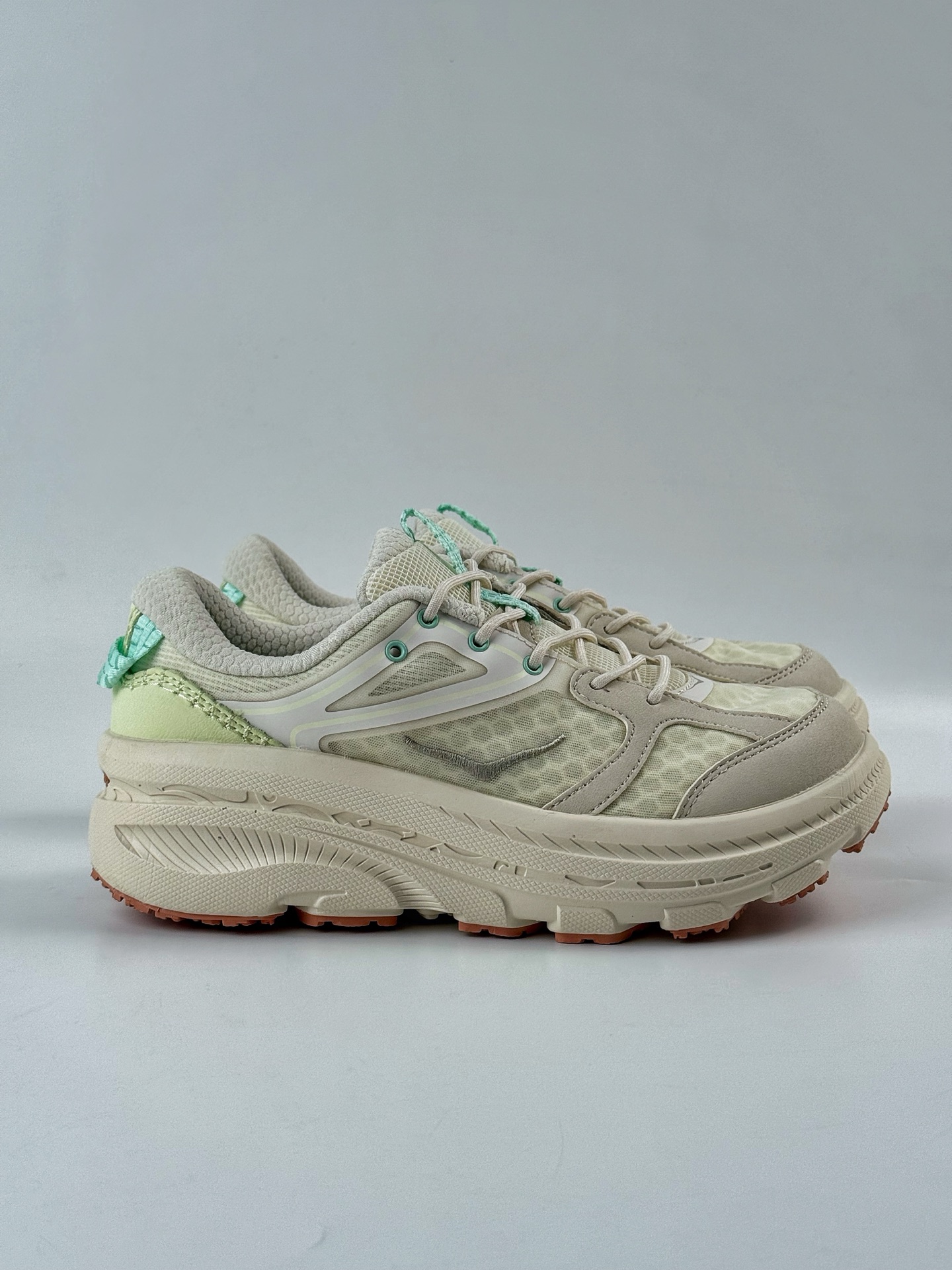 💰240
Z HOKA ONE ONE U BONDI BOLS 合集
低帮专业越野跑步鞋 实拍首发👏
相比常规跑鞋 HOKA ONE ONE特别研发使用性能独特的几何形跑鞋中底
此种鞋底更厚、更高、回弹性也更好
除了卓越的缓冲性能 它还能內各种阶段的跑者带来更具动感 更加稳定的跑步体验
货号：1155351/ASCHD
SIZE：36 36.5 37.5 38 38.5 39 40 40.5 41 42 42.5 43 44 44.5 45 46