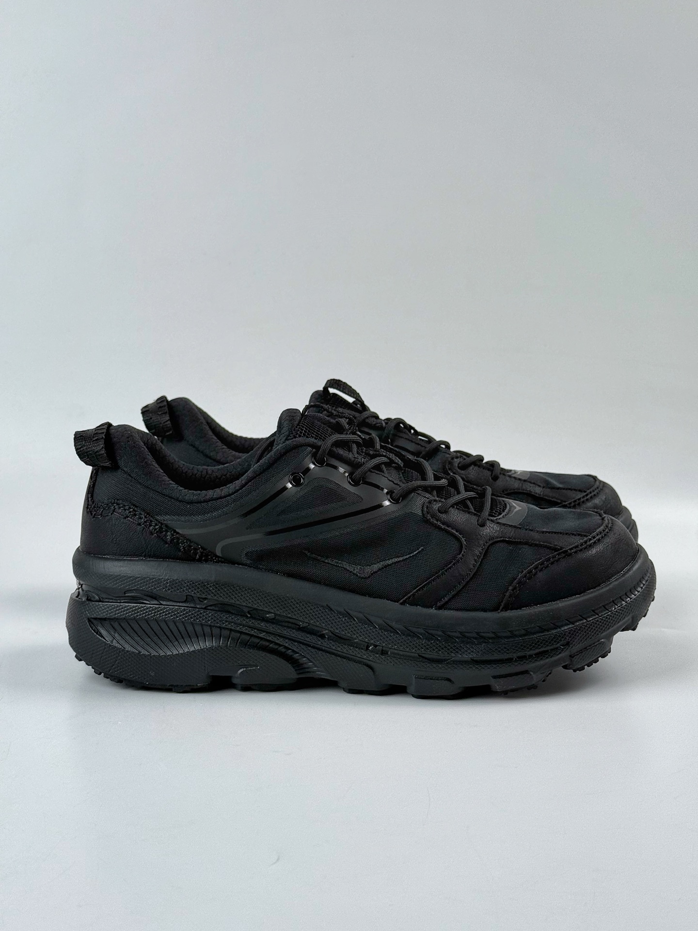 💰240
Z HOKA ONE ONE U BONDI BOLS 合集
低帮专业越野跑步鞋 实拍首发👏
相比常规跑鞋 HOKA ONE ONE特别研发使用性能独特的几何形跑鞋中底
此种鞋底更厚、更高、回弹性也更好
除了卓越的缓冲性能 它还能內各种阶段的跑者带来更具动感 更加稳定的跑步体验
货号：1155351/ASCHD
SIZE：36 36.5 37.5 38 38.5 39 40 40.5 41 42 42.5 43 44 44.5 45 46