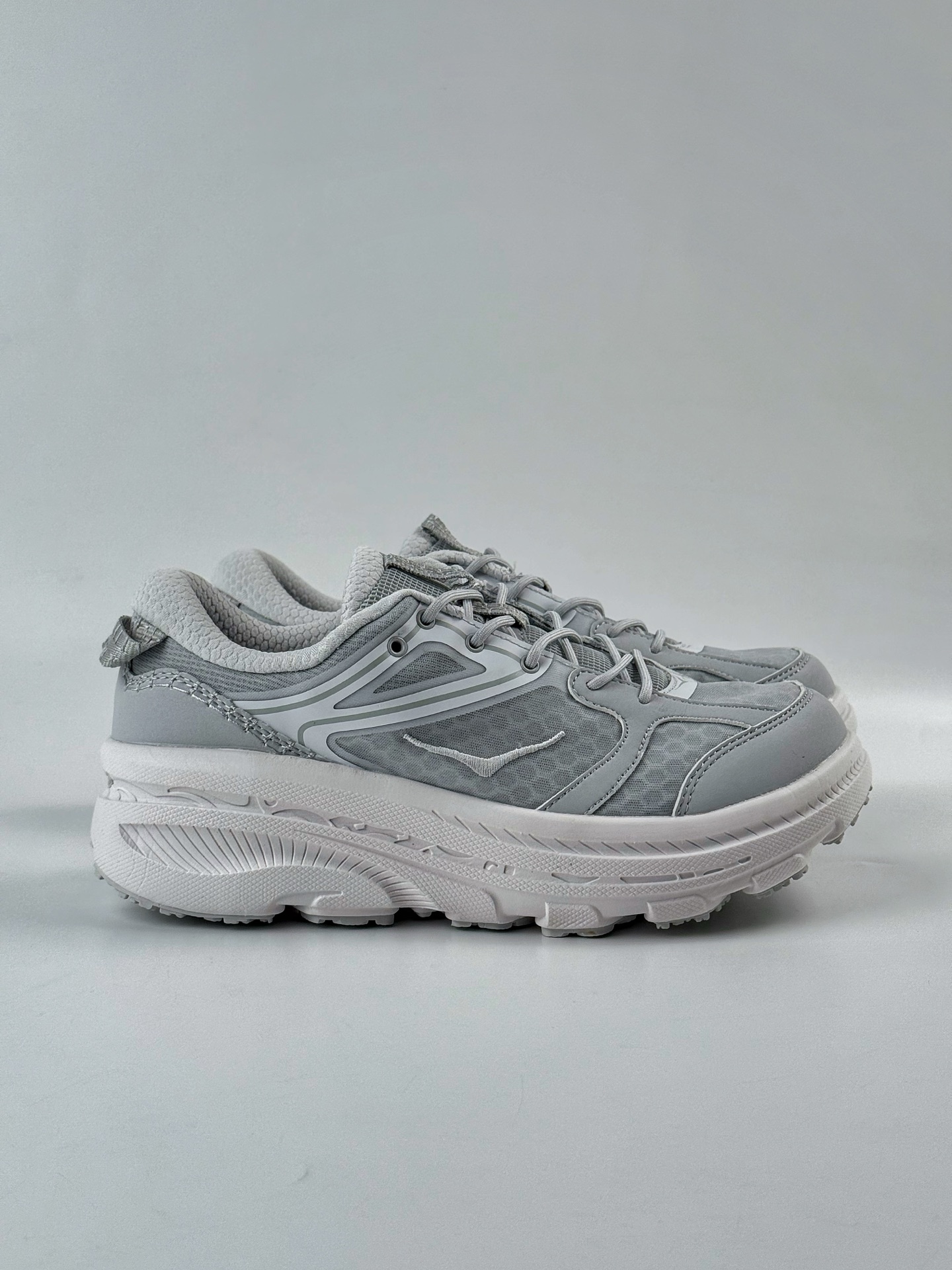 💰240
Z HOKA ONE ONE U BONDI BOLS 合集
低帮专业越野跑步鞋 实拍首发👏
相比常规跑鞋 HOKA ONE ONE特别研发使用性能独特的几何形跑鞋中底
此种鞋底更厚、更高、回弹性也更好
除了卓越的缓冲性能 它还能內各种阶段的跑者带来更具动感 更加稳定的跑步体验
货号：1155351/ASCHD
SIZE：36 36.5 37.5 38 38.5 39 40 40.5 41 42 42.5 43 44 44.5 45 46
