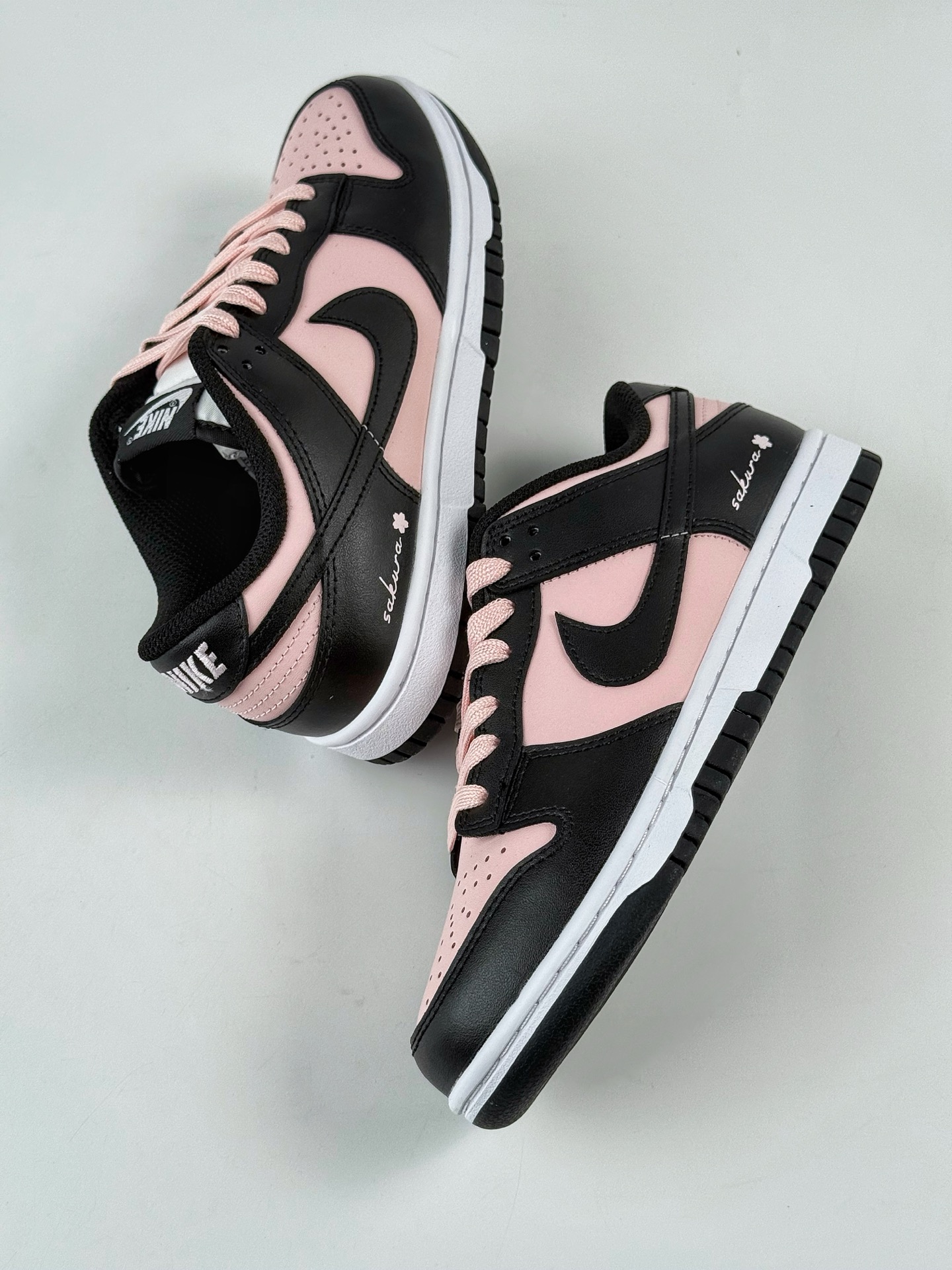 💰298
Nike SB Dunk Low 蒸汽木偶 莓果特调 甜酷风 黑粉
纯原大厂出品 极力推荐👏
原装头层材料 独家版型蒸餾加工
帶來的是更好的视觉和脚感体验
大厂纯原品质出货 清洁度 电绣工艺 
皮料切割干净无任何毛边 细节完美
官方货号：CW1590 100TL
尺码：35.5 36 36.5 37.5 38 38.5 39 40