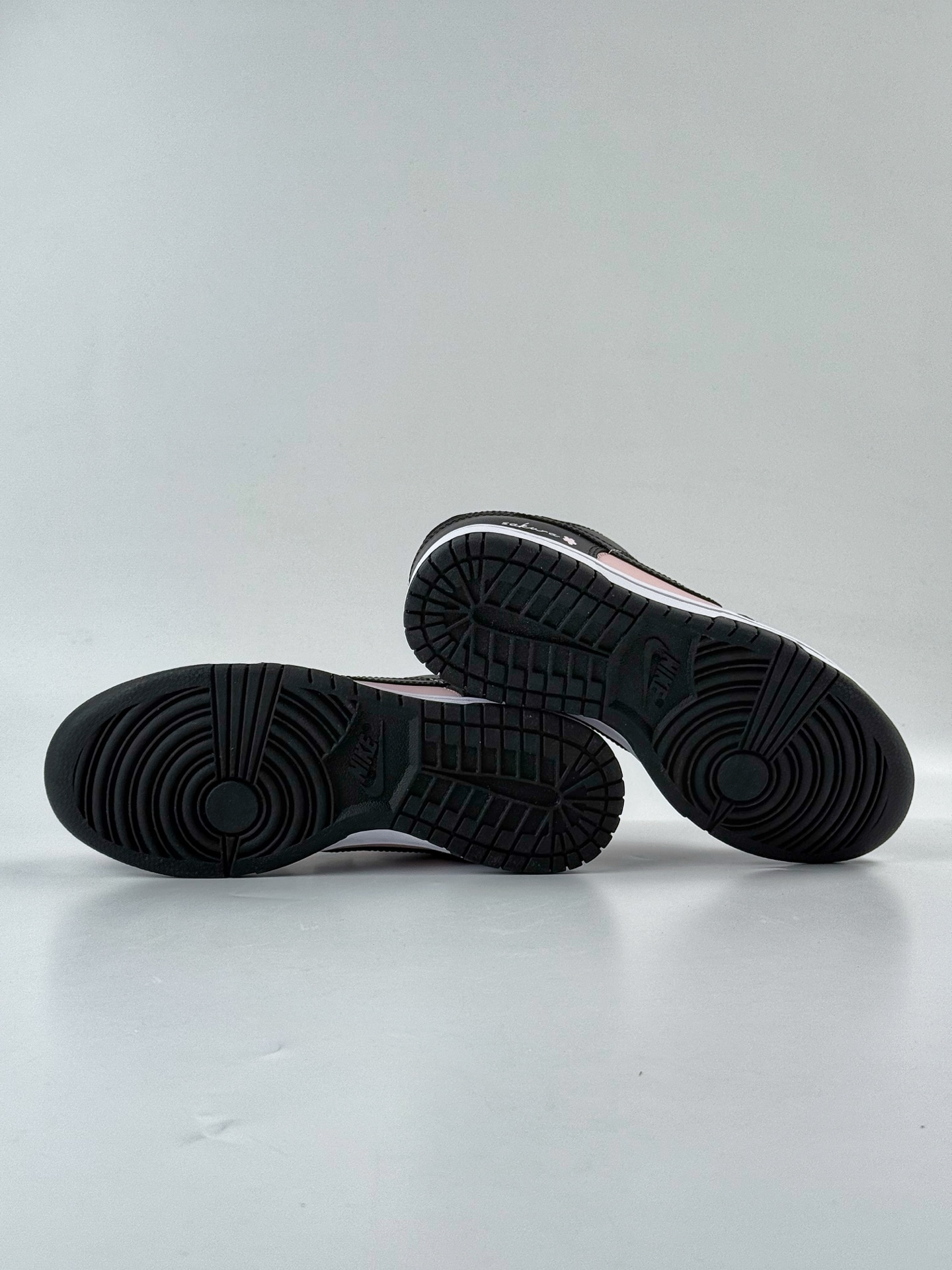 💰298
Nike SB Dunk Low 蒸汽木偶 莓果特调 甜酷风 黑粉
纯原大厂出品 极力推荐👏
原装头层材料 独家版型蒸餾加工
帶來的是更好的视觉和脚感体验
大厂纯原品质出货 清洁度 电绣工艺 
皮料切割干净无任何毛边 细节完美
官方货号：CW1590 100TL
尺码：35.5 36 36.5 37.5 38 38.5 39 40