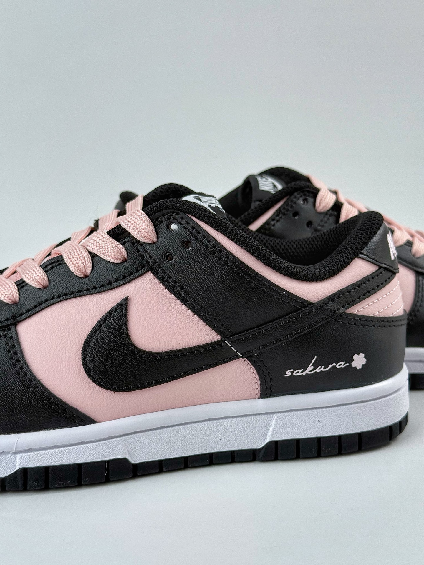 💰298
Nike SB Dunk Low 蒸汽木偶 莓果特调 甜酷风 黑粉
纯原大厂出品 极力推荐👏
原装头层材料 独家版型蒸餾加工
帶來的是更好的视觉和脚感体验
大厂纯原品质出货 清洁度 电绣工艺 
皮料切割干净无任何毛边 细节完美
官方货号：CW1590 100TL
尺码：35.5 36 36.5 37.5 38 38.5 39 40