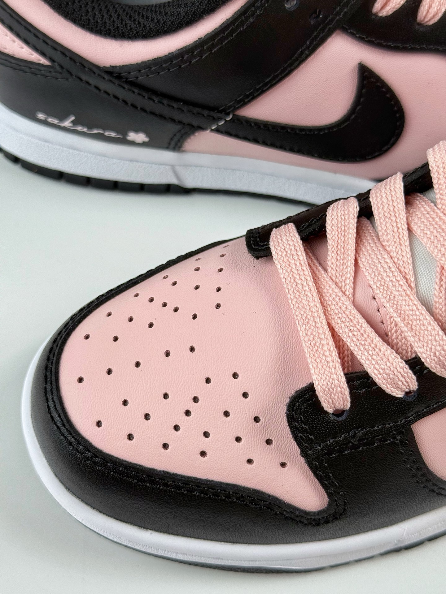 💰298
Nike SB Dunk Low 蒸汽木偶 莓果特调 甜酷风 黑粉
纯原大厂出品 极力推荐👏
原装头层材料 独家版型蒸餾加工
帶來的是更好的视觉和脚感体验
大厂纯原品质出货 清洁度 电绣工艺 
皮料切割干净无任何毛边 细节完美
官方货号：CW1590 100TL
尺码：35.5 36 36.5 37.5 38 38.5 39 40