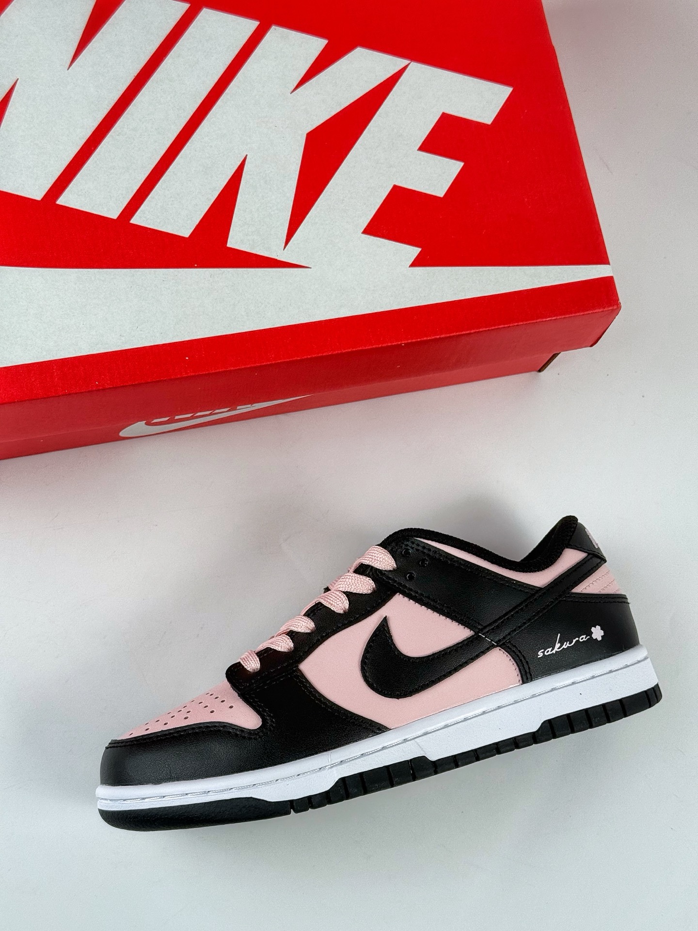 💰298
Nike SB Dunk Low 蒸汽木偶 莓果特调 甜酷风 黑粉
纯原大厂出品 极力推荐👏
原装头层材料 独家版型蒸餾加工
帶來的是更好的视觉和脚感体验
大厂纯原品质出货 清洁度 电绣工艺 
皮料切割干净无任何毛边 细节完美
官方货号：CW1590 100TL
尺码：35.5 36 36.5 37.5 38 38.5 39 40