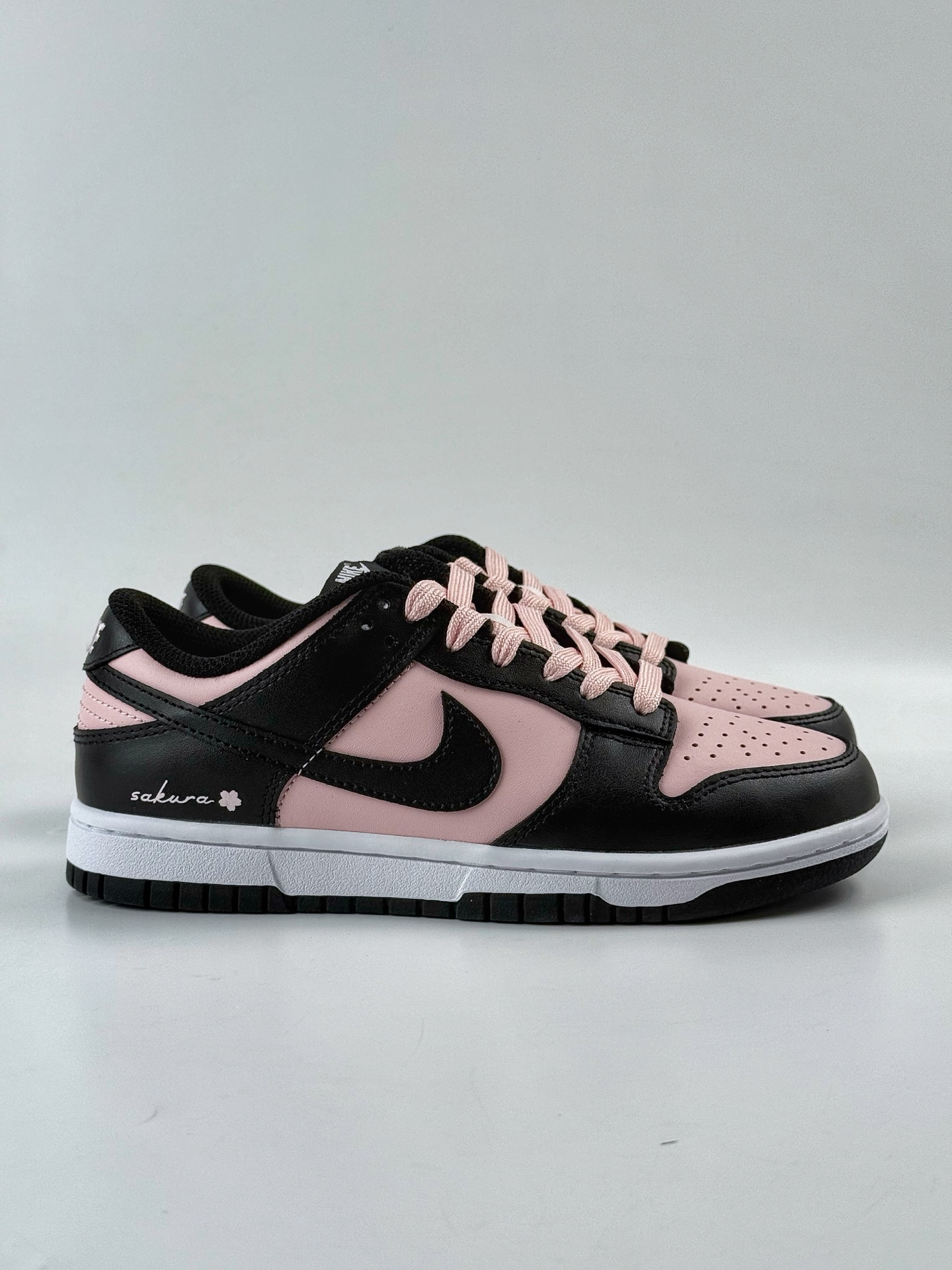 💰298
Nike SB Dunk Low 蒸汽木偶 莓果特调 甜酷风 黑粉
纯原大厂出品 极力推荐👏
原装头层材料 独家版型蒸餾加工
帶來的是更好的视觉和脚感体验
大厂纯原品质出货 清洁度 电绣工艺 
皮料切割干净无任何毛边 细节完美
官方货号：CW1590 100TL
尺码：35.5 36 36.5 37.5 38 38.5 39 40